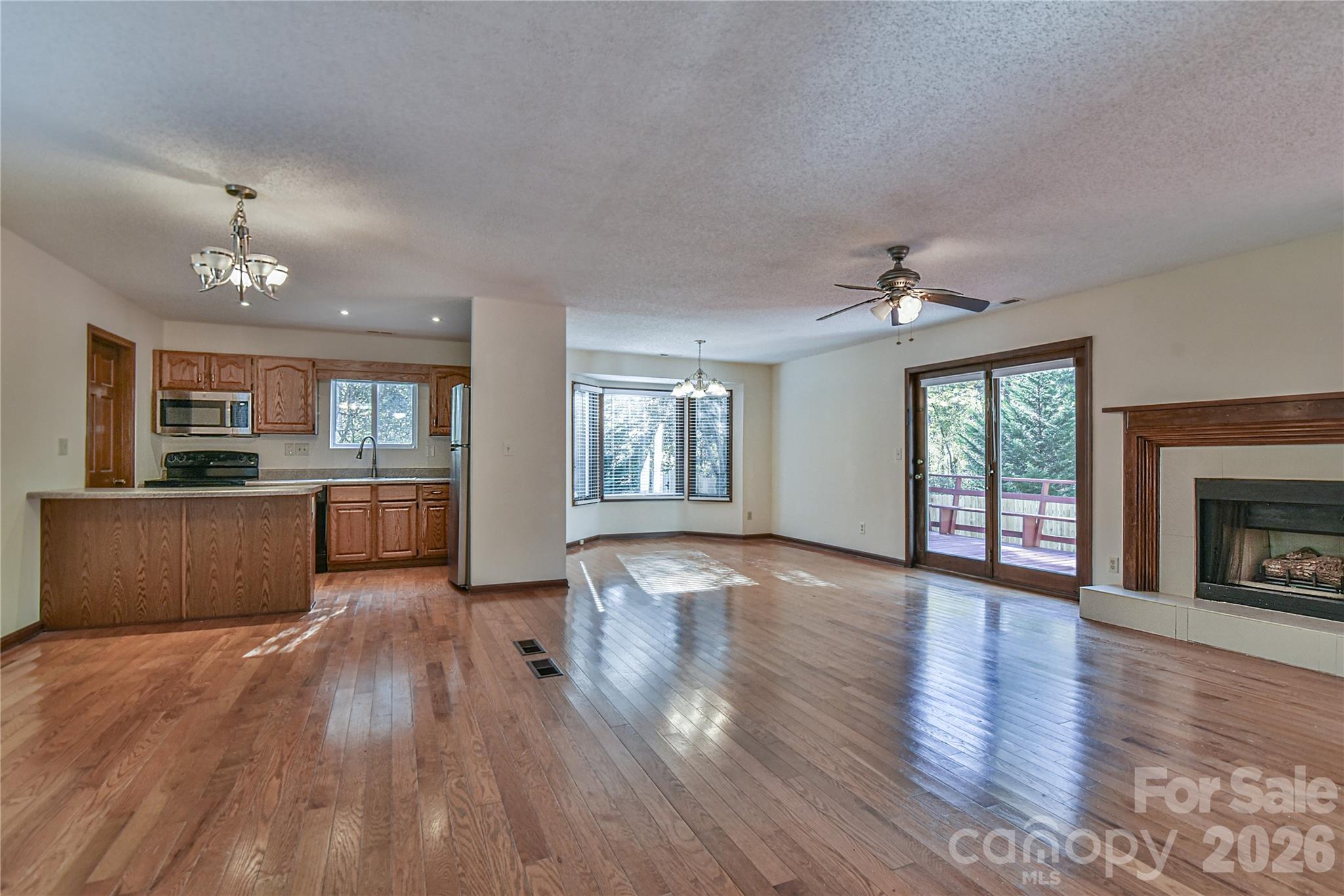 Single Family Residence at 4 Knoll Ridge Drive, Asheville, photo 7 of 31