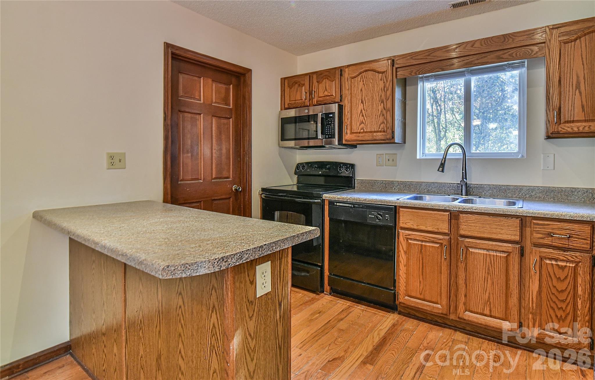 Single Family Residence at 4 Knoll Ridge Drive, Asheville, photo 13 of 31