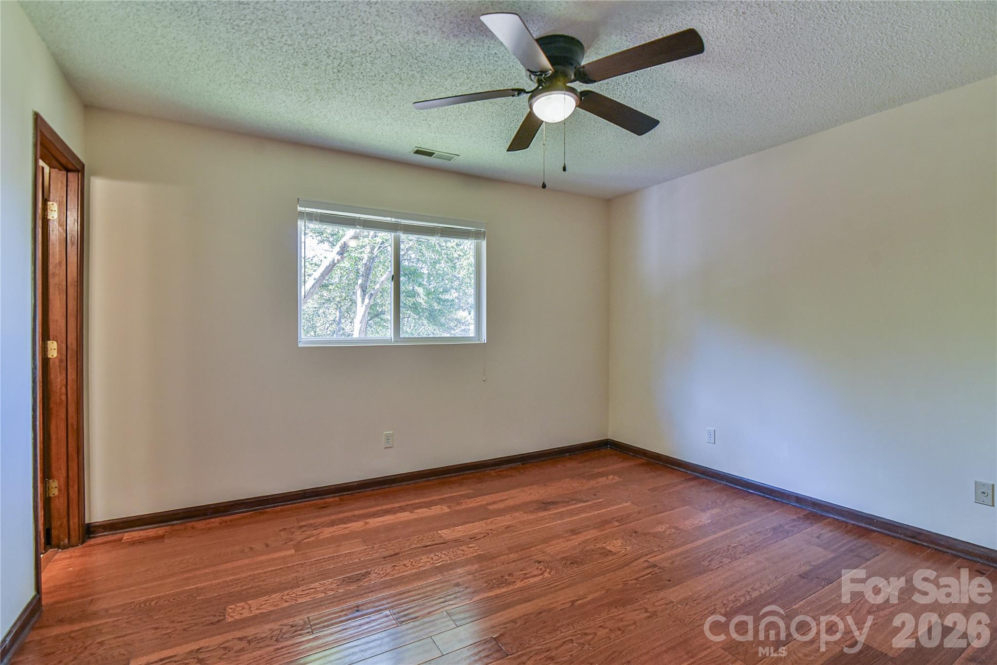 Single Family Residence at 4 Knoll Ridge Drive, Asheville, photo 16 of 31