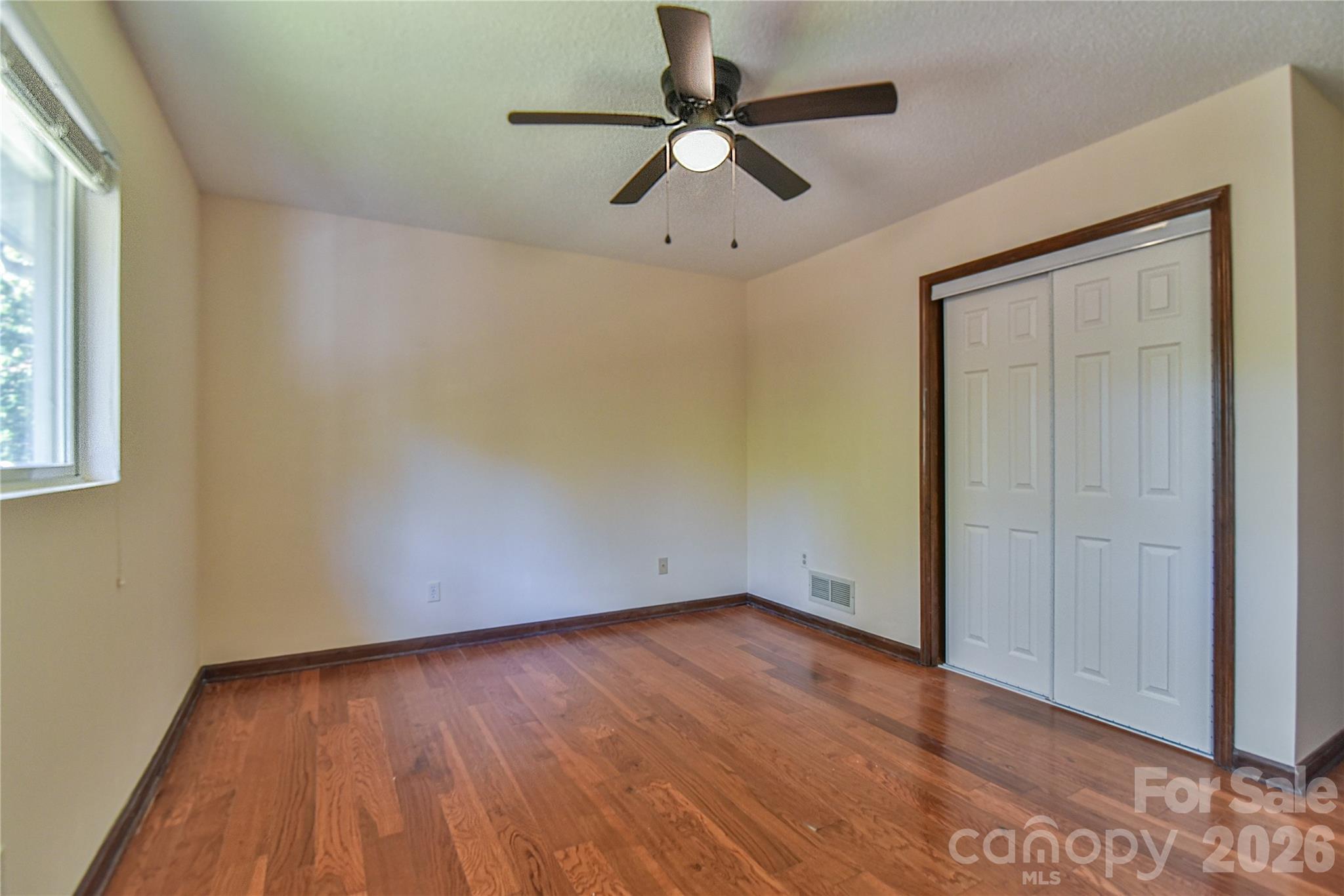 Single Family Residence at 4 Knoll Ridge Drive, Asheville, photo 17 of 31