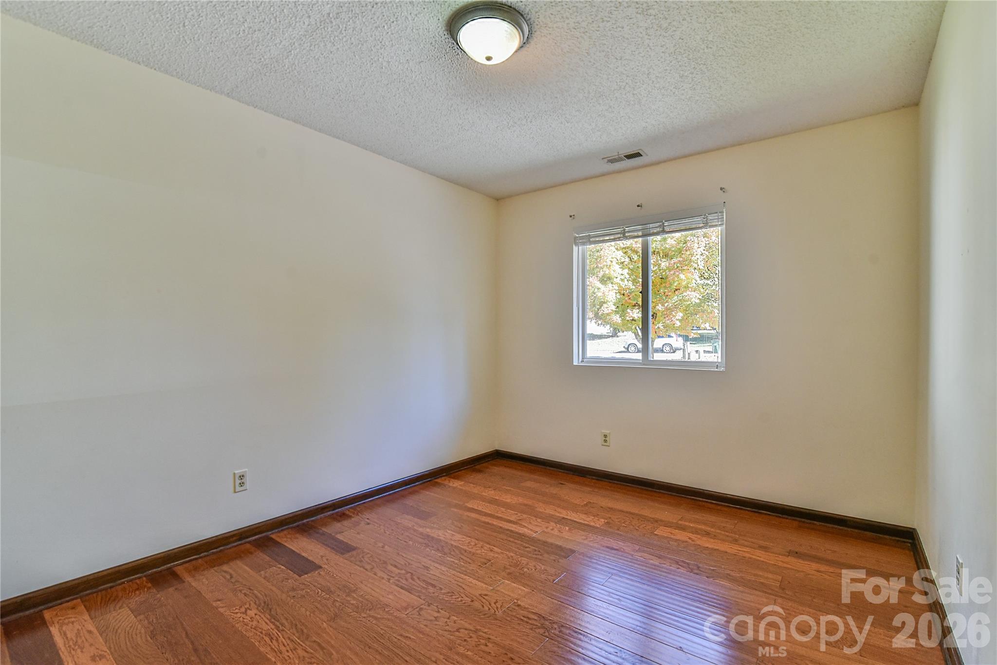 Single Family Residence at 4 Knoll Ridge Drive, Asheville, photo 18 of 31