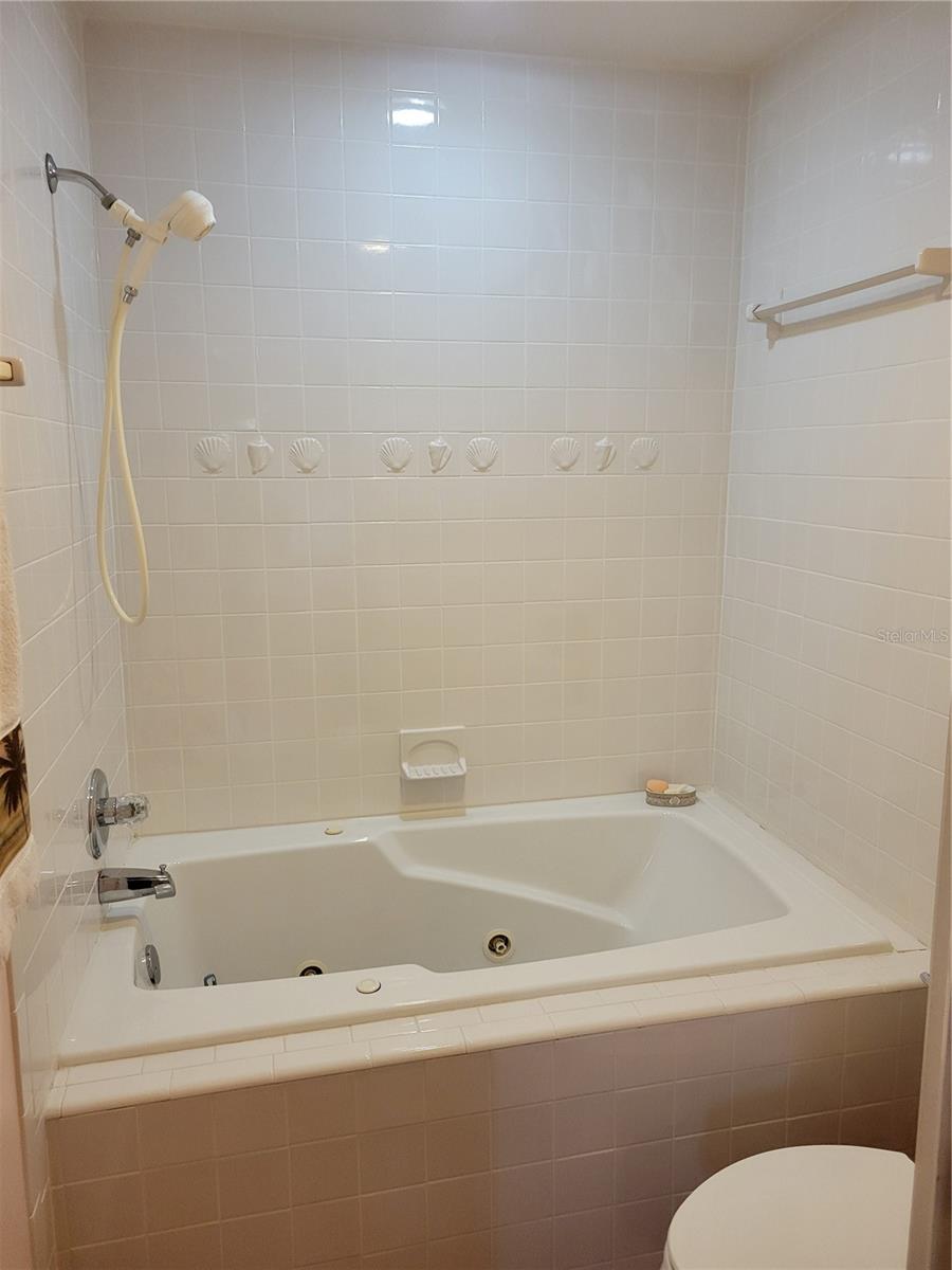 primary bath with jacuzzi tub - 3301 W SHELL POINT RD, RUSKIN