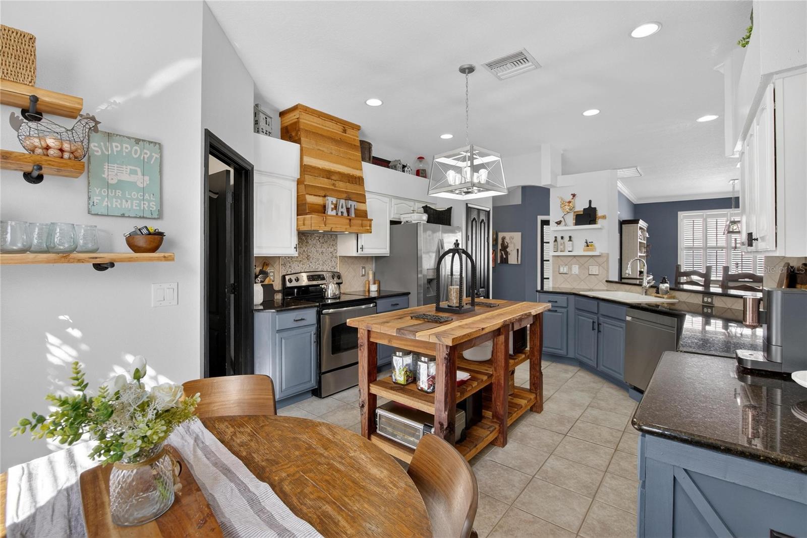 Single Family Residence at 417 STONE BRIAR DR, RUSKIN, photo 12 of 59