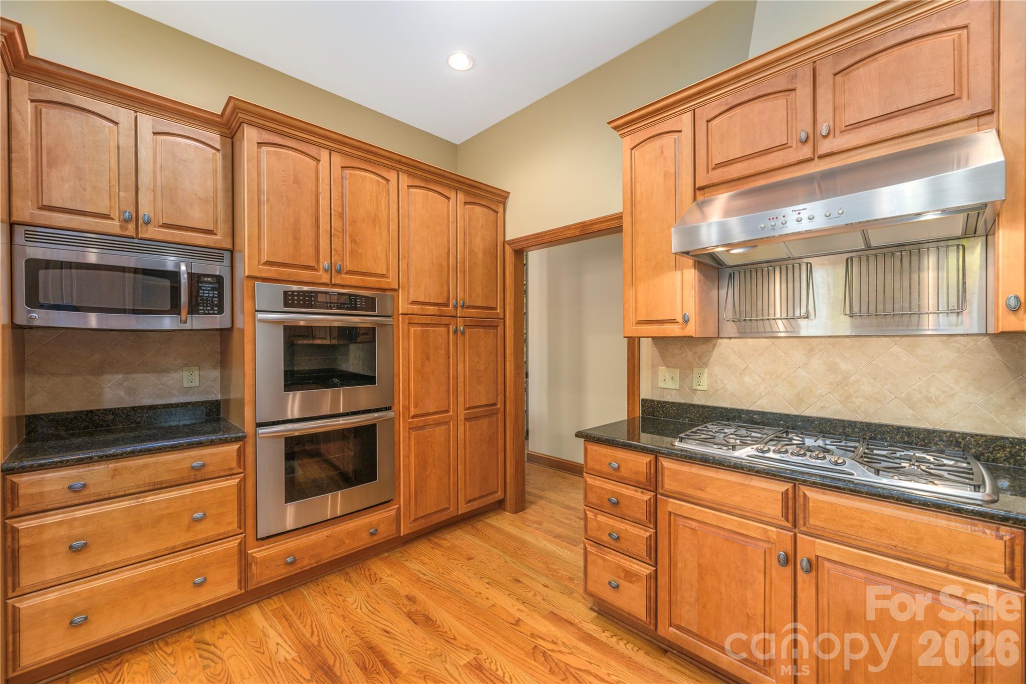 Double Thermador ovens and Thermador gas range - 1341 Double Knob Drive, Arden