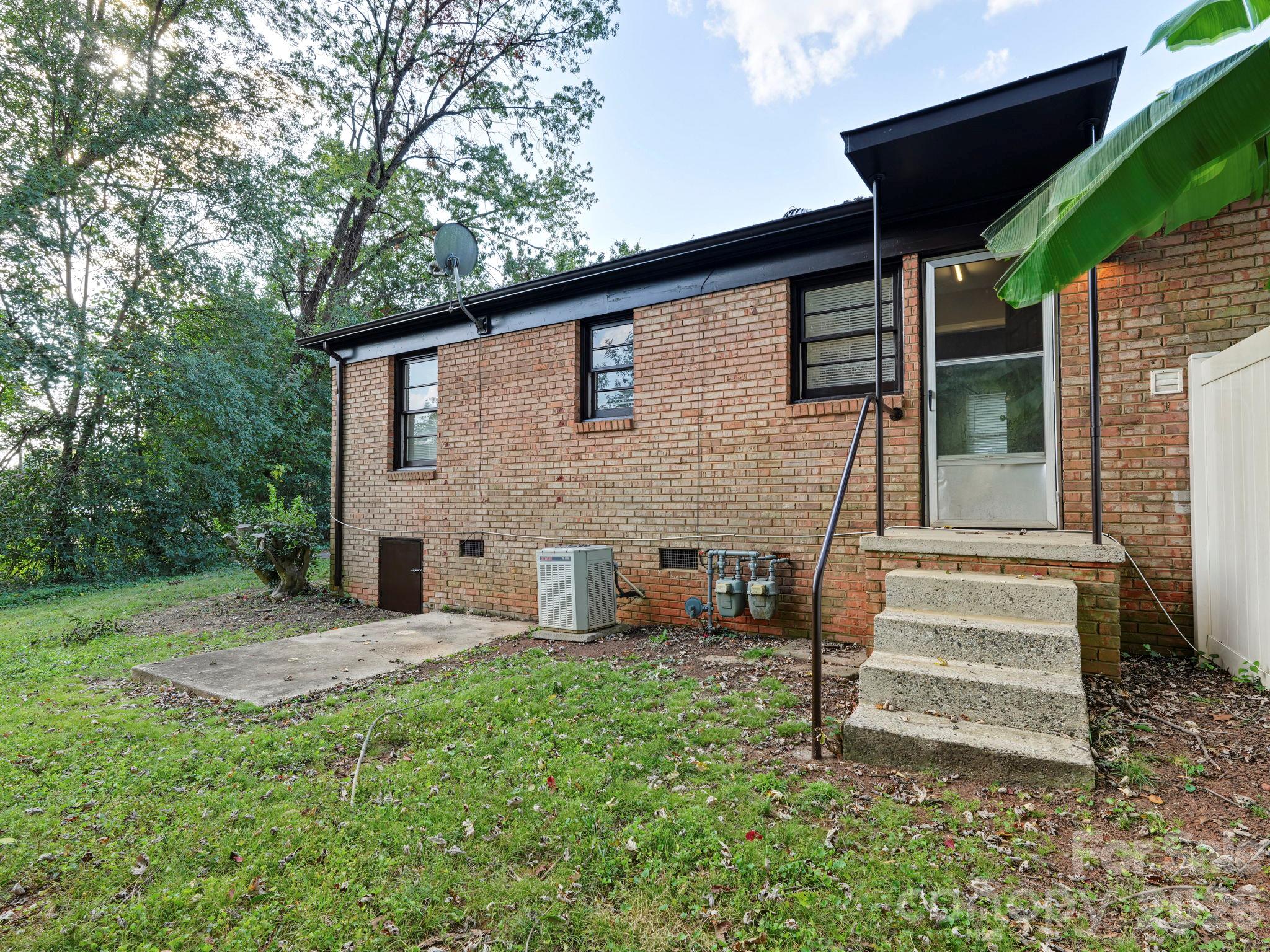 Duplex at 2420 Shamrock Drive, Charlotte, photo 30 of 35