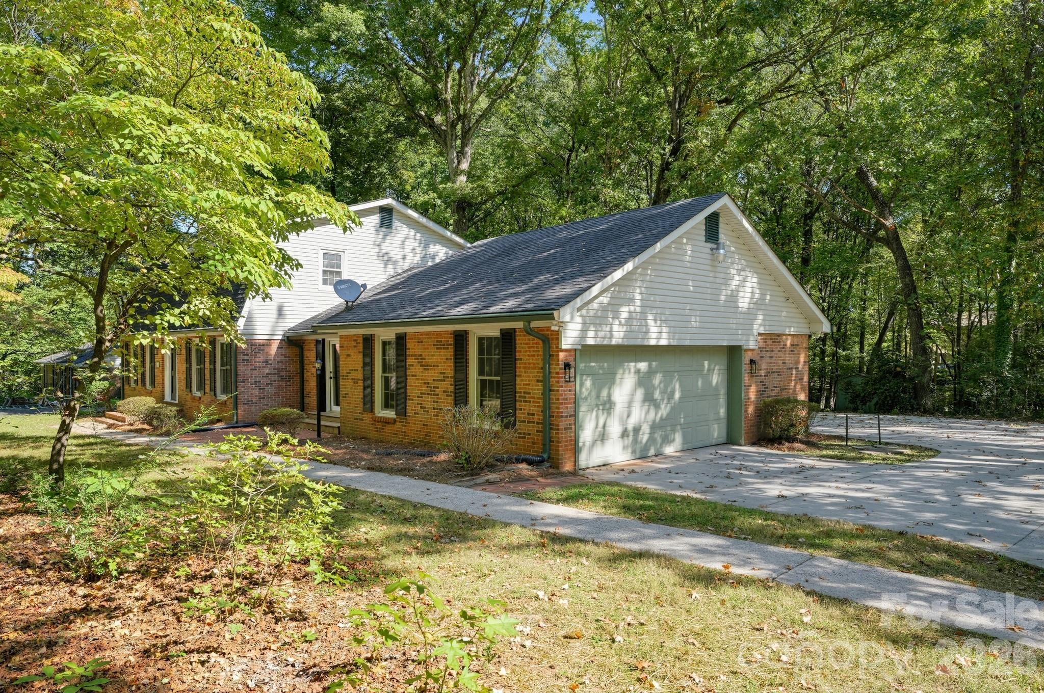 Single Family Residence at 4820 Golfview Court, Mint Hill, photo 2 of 26