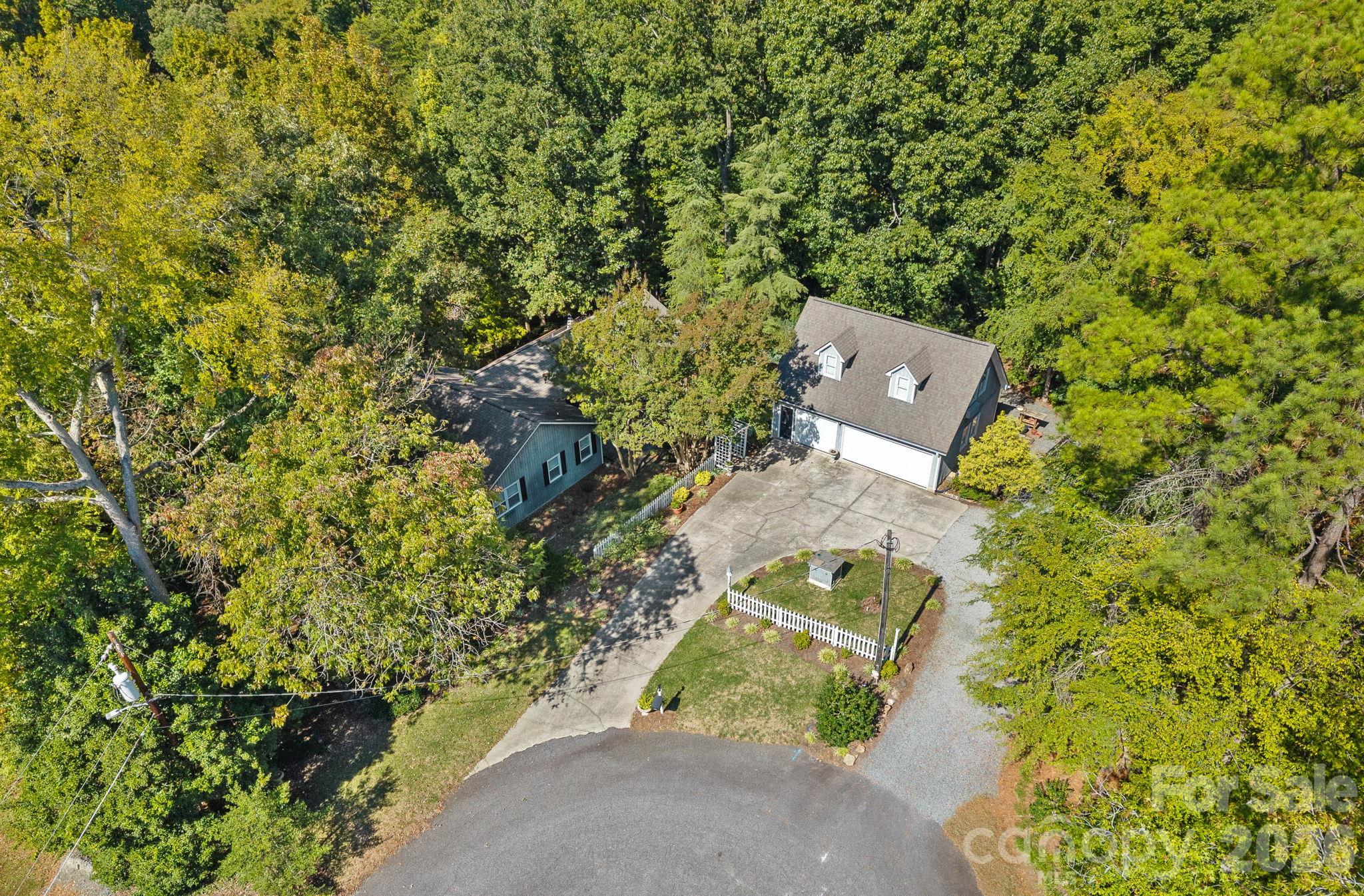Circular Driveway - 263 Hideaway Lane, Mooresville