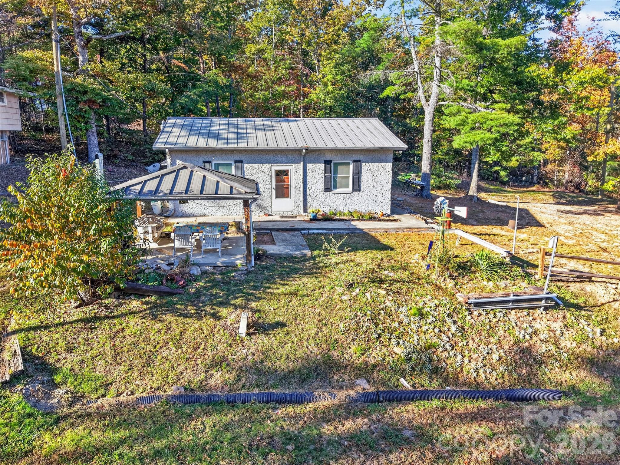 Single Family Residence at 300 Doris Lisa View Drive, Hendersonville, photo 2 of 34