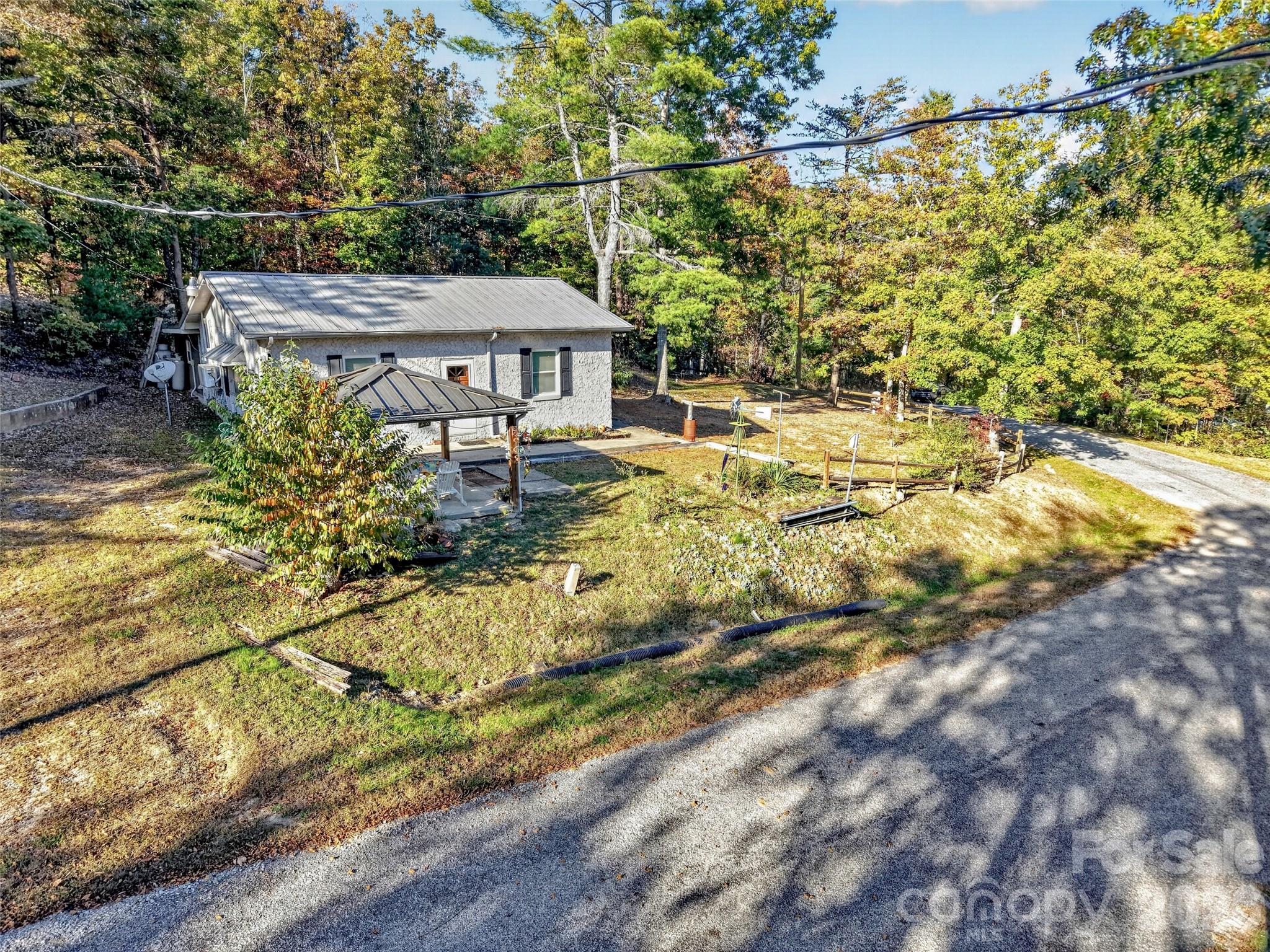 Single Family Residence at 300 Doris Lisa View Drive, Hendersonville, photo 3 of 34