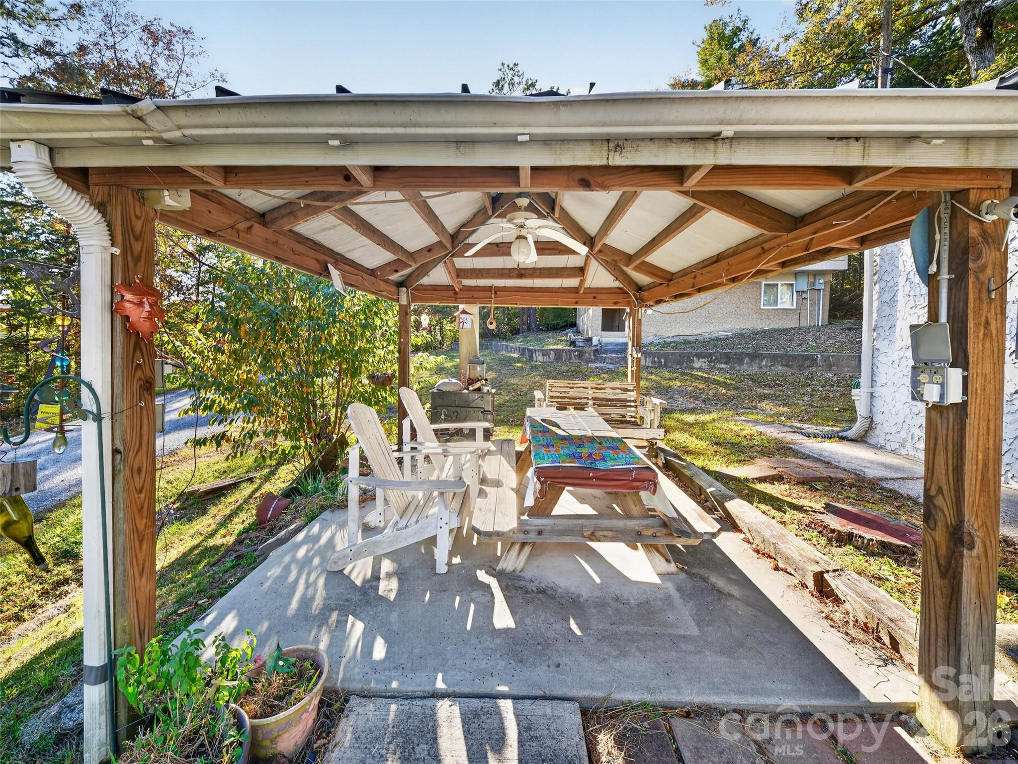 Single Family Residence at 300 Doris Lisa View Drive, Hendersonville, photo 6 of 34