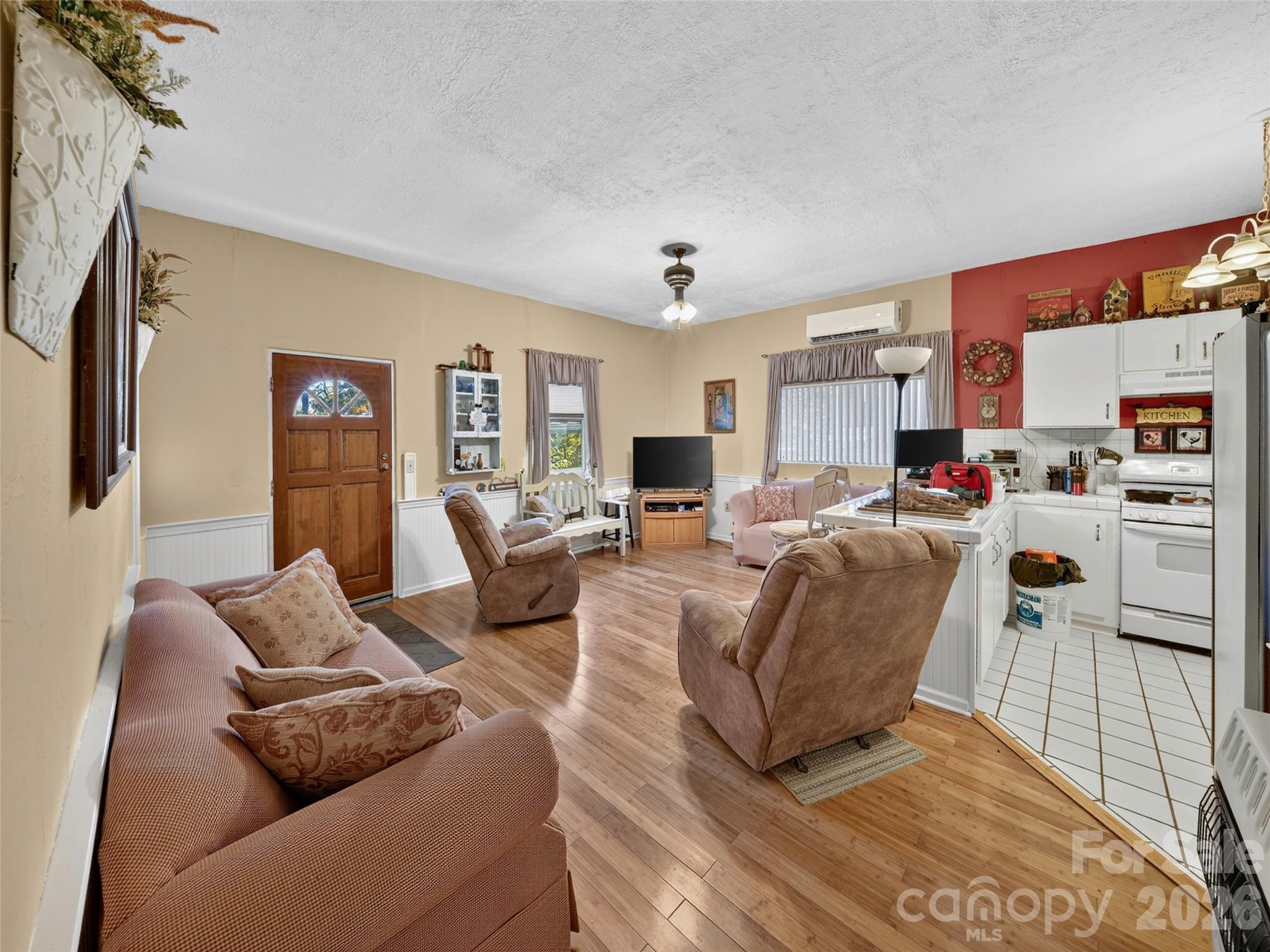 Single Family Residence at 300 Doris Lisa View Drive, Hendersonville, photo 11 of 34