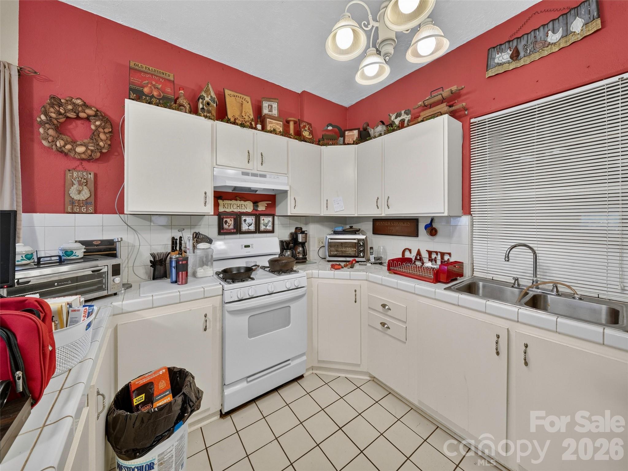 Single Family Residence at 300 Doris Lisa View Drive, Hendersonville, photo 13 of 34