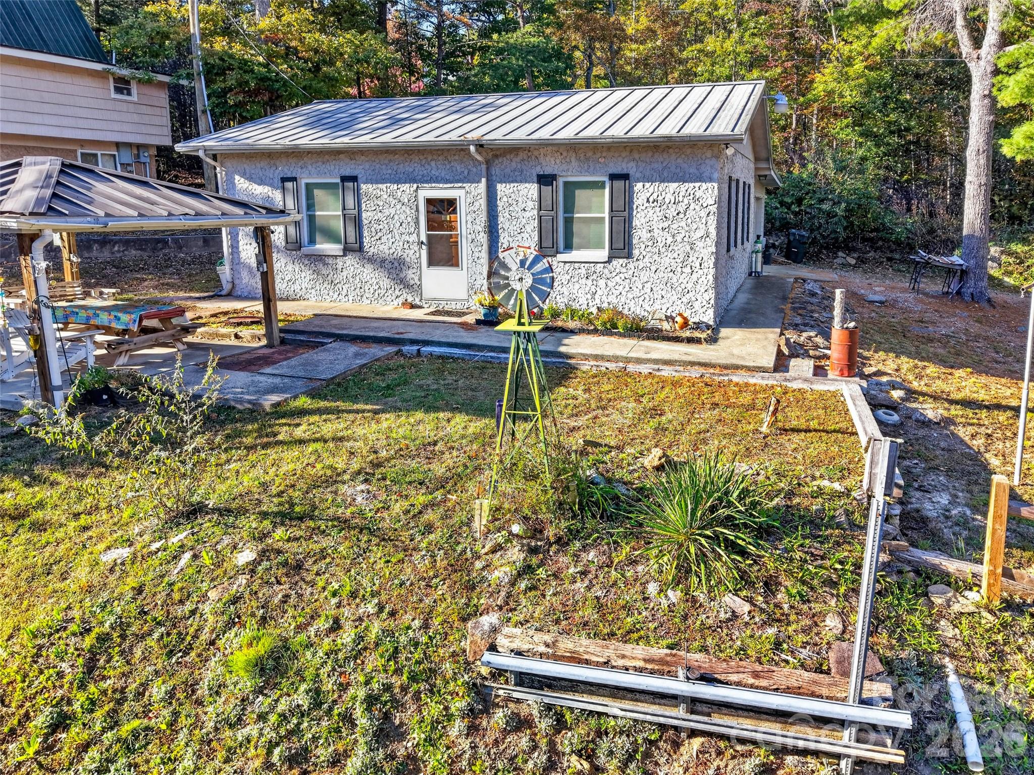 Single Family Residence at 300 Doris Lisa View Drive, Hendersonville, photo 32 of 34