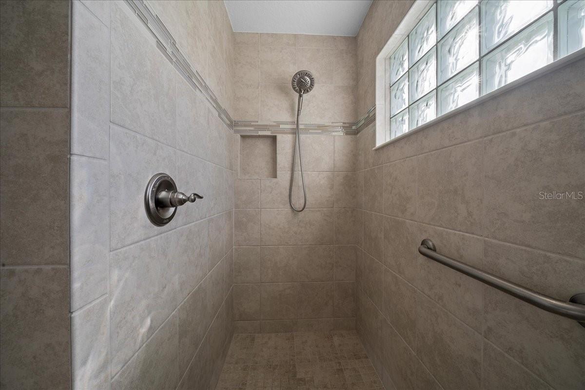 Walk-in Shower - 3335 VELTRE WAY, THE VILLAGES