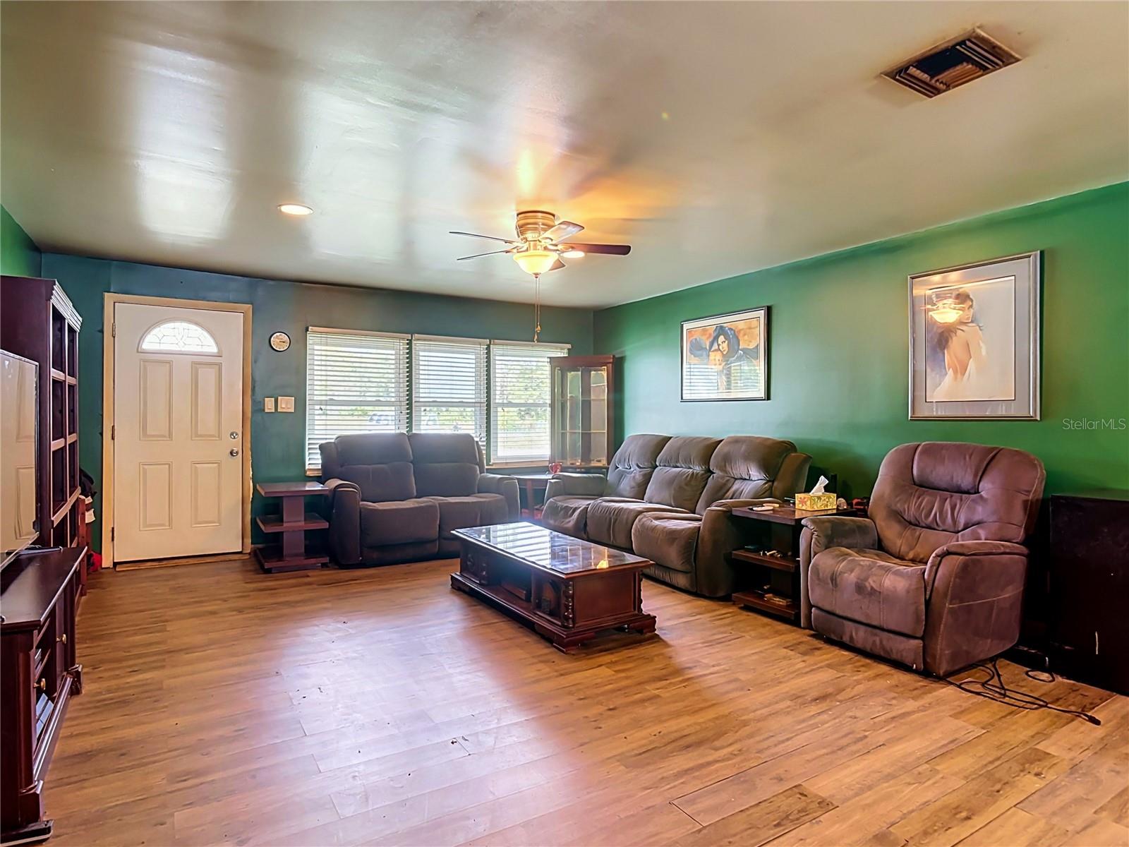 Single Family Residence at 28418 BOUGAINVILLEA AVE, PAISLEY, photo 2 of 33
