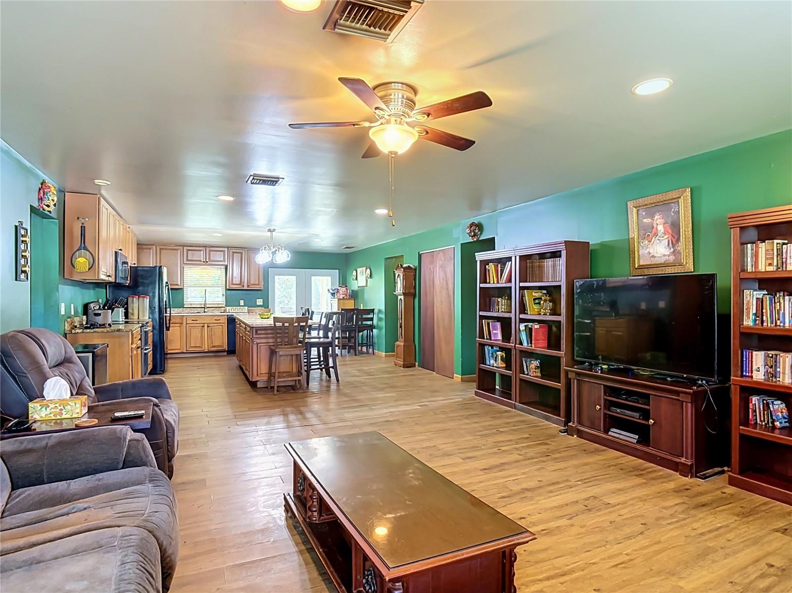 Single Family Residence at 28418 BOUGAINVILLEA AVE, PAISLEY, photo 3 of 33