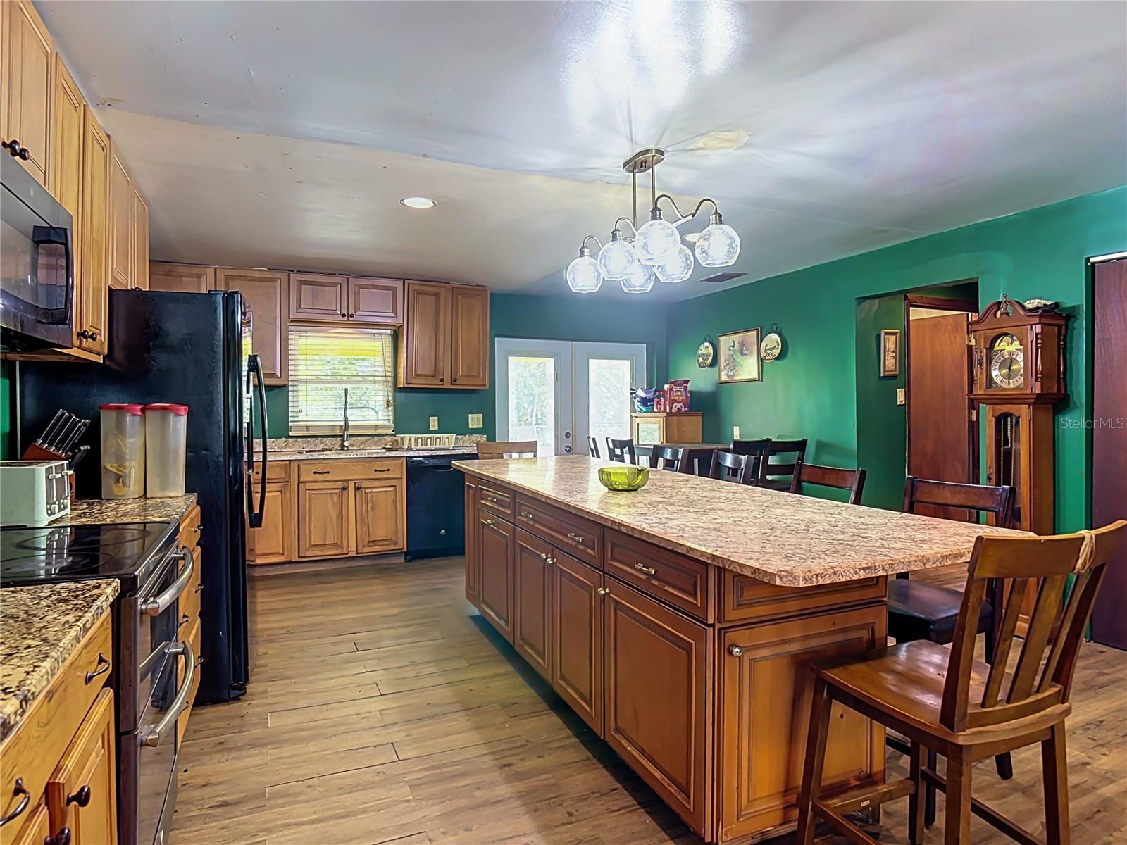 Single Family Residence at 28418 BOUGAINVILLEA AVE, PAISLEY, photo 5 of 33