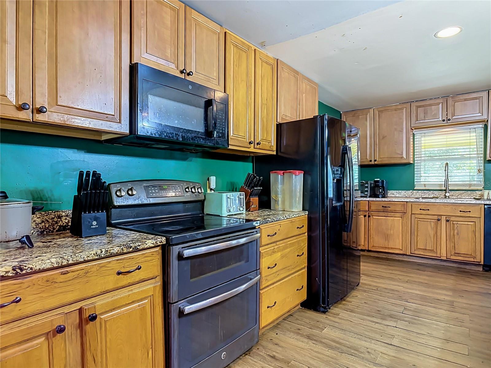 Single Family Residence at 28418 BOUGAINVILLEA AVE, PAISLEY, photo 6 of 33