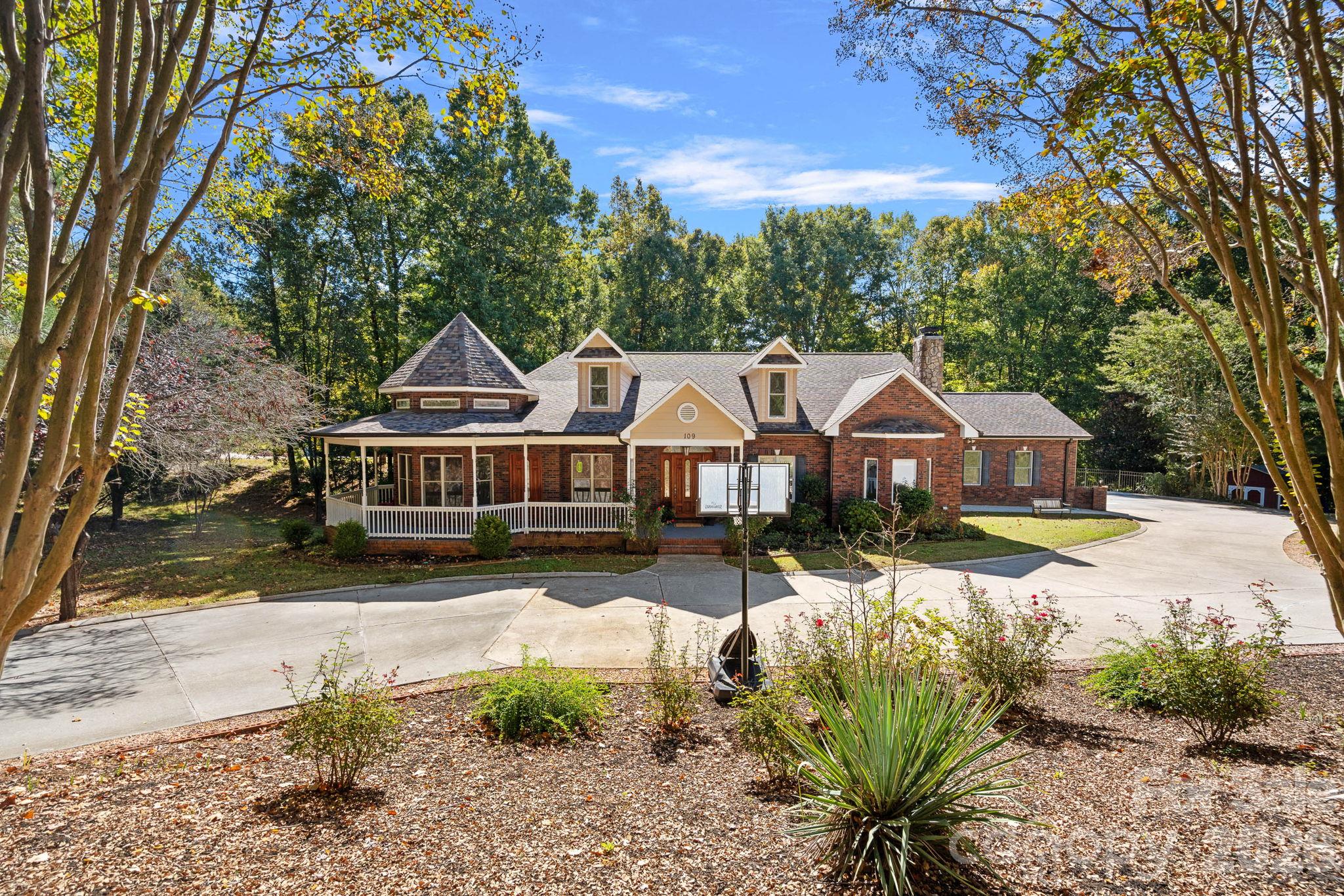 Single Family Residence at 109 Folkstone Road, Mooresville, photo 2 of 48