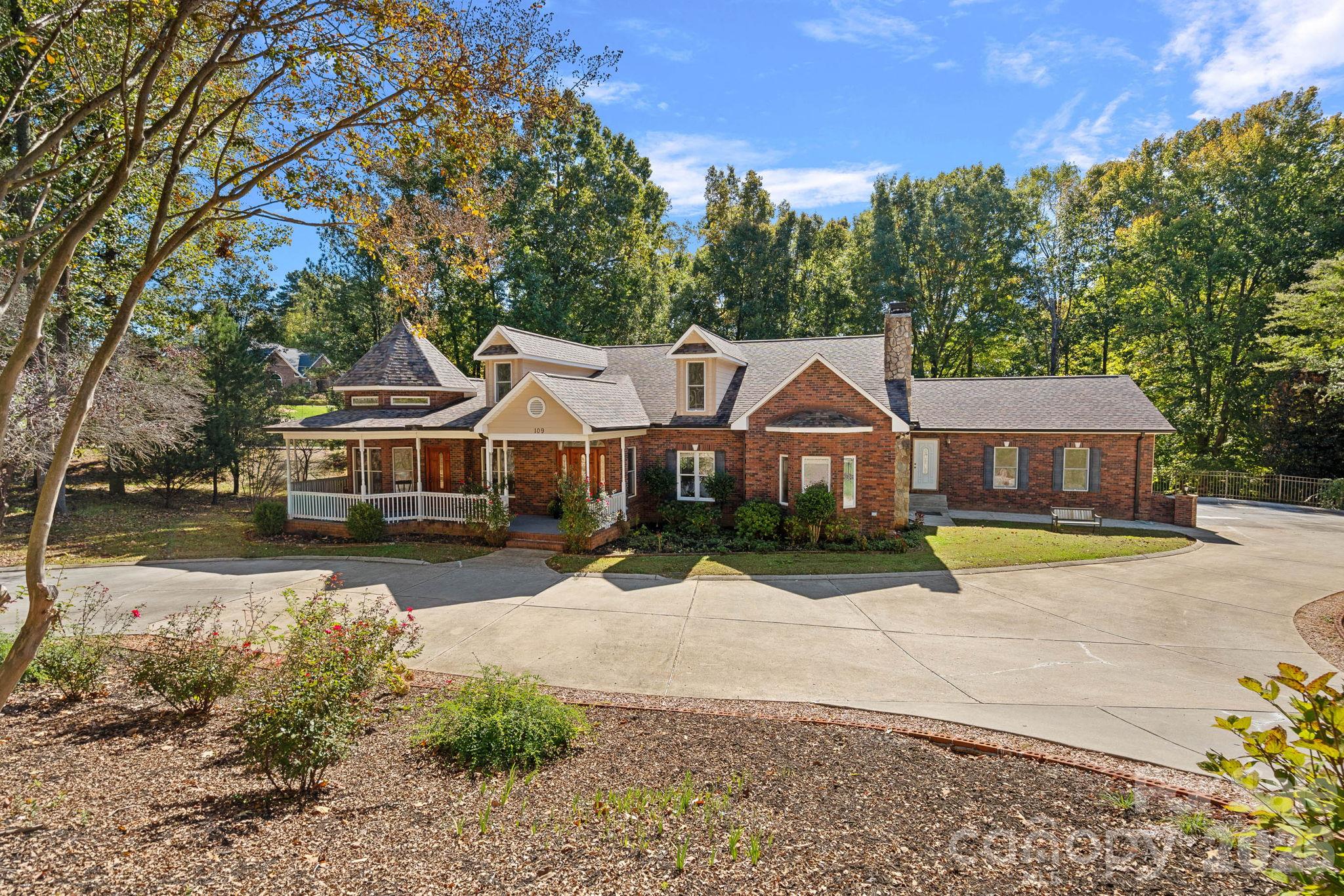 Single Family Residence at 109 Folkstone Road, Mooresville, photo 4 of 48