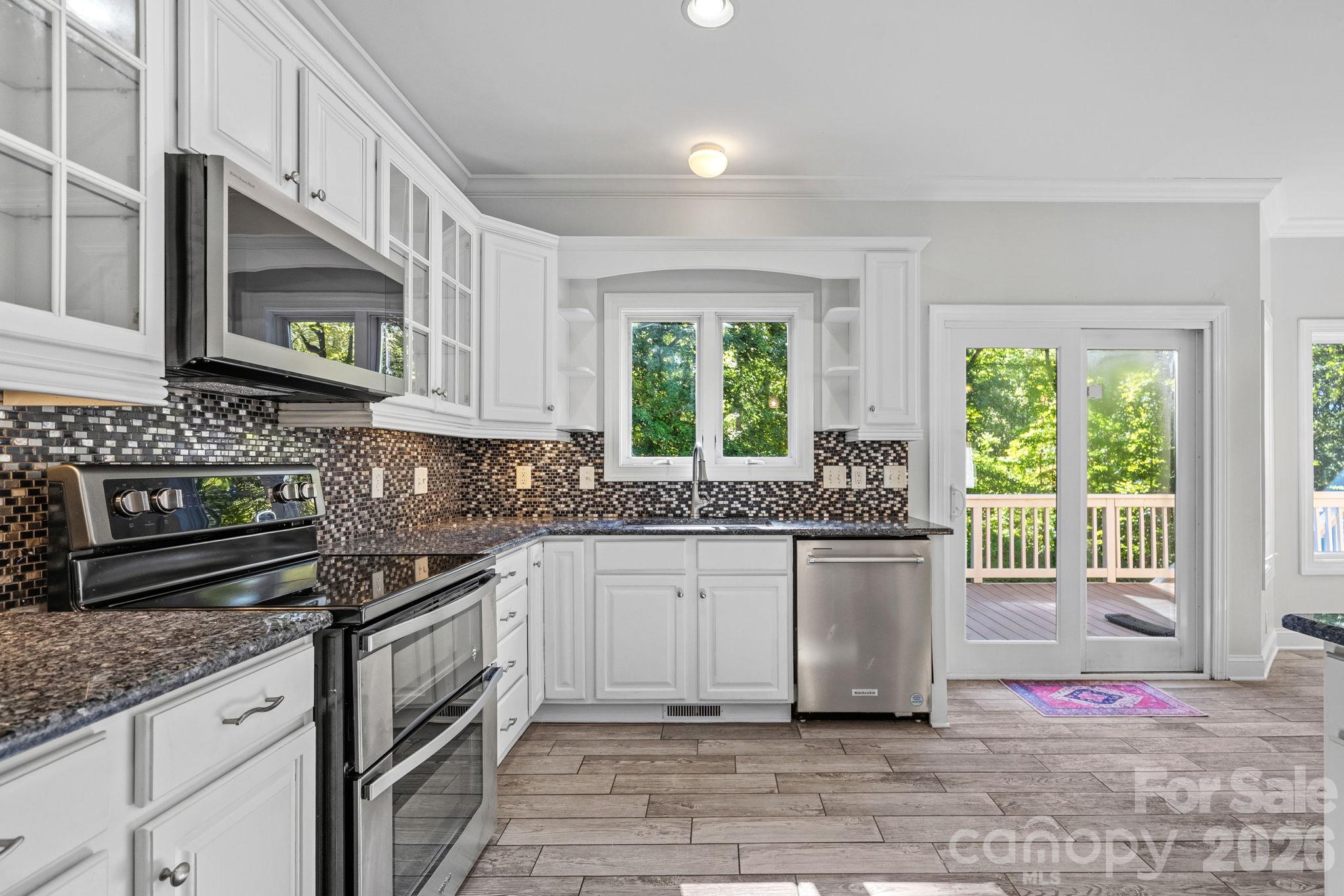 Single Family Residence at 109 Folkstone Road, Mooresville, photo 15 of 48