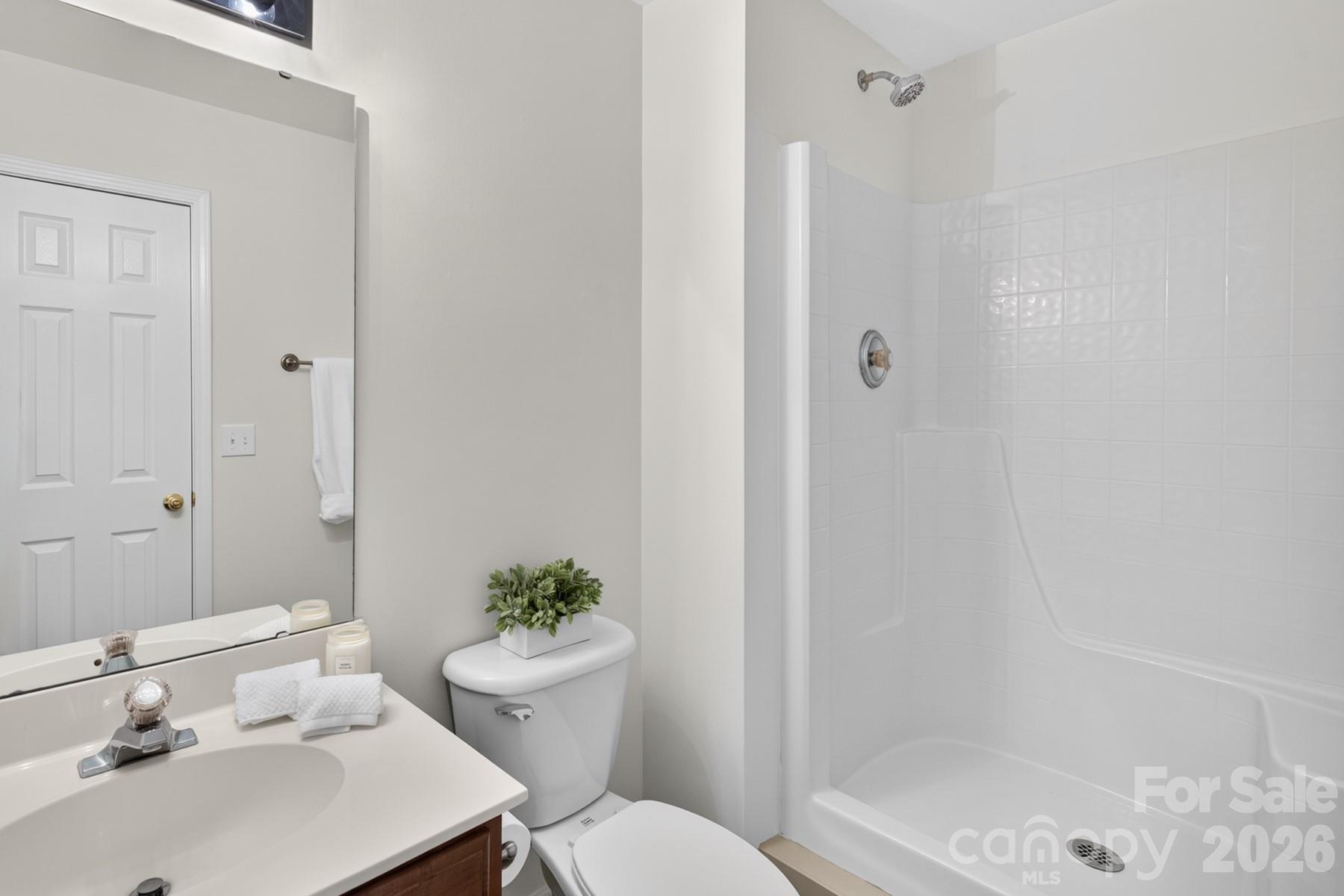 En-Suite Bath bedroom 2 - 10826 Persimmon Creek Drive, Mint Hill
