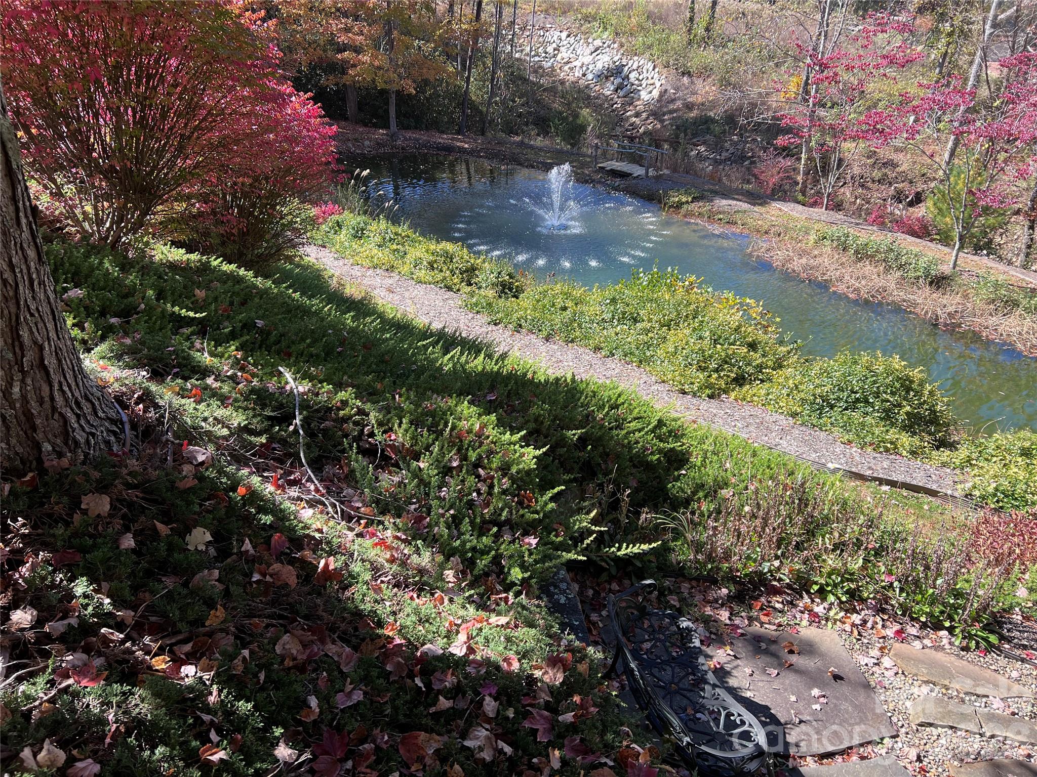 Community water feature - 9 Settings Boulevard, Black Mountain