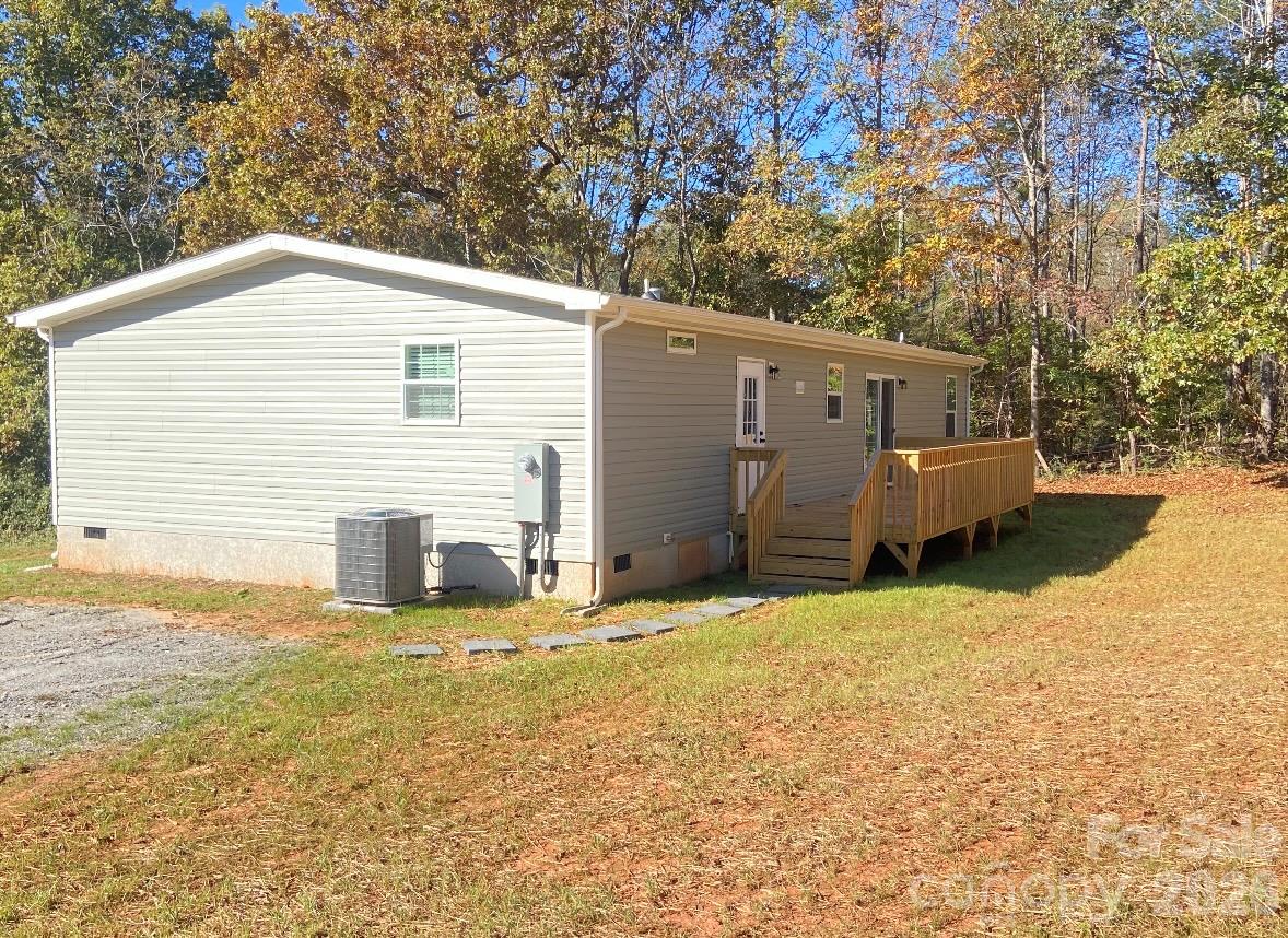 Single Family Residence at 1714 Old Amherst Circle, Morganton, photo 2 of 14