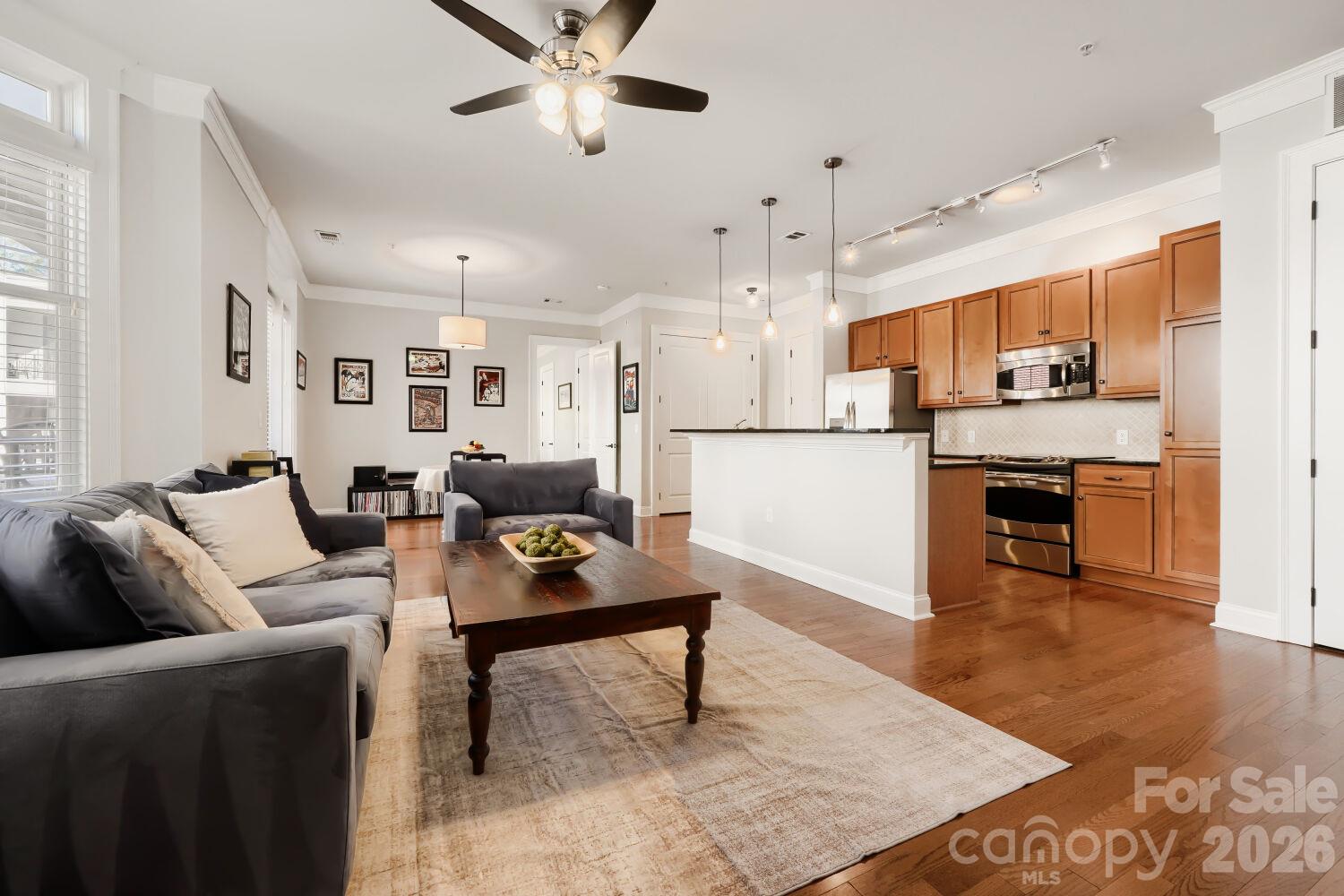 Living open to kitchen - 2810 Selwyn Avenue, Charlotte