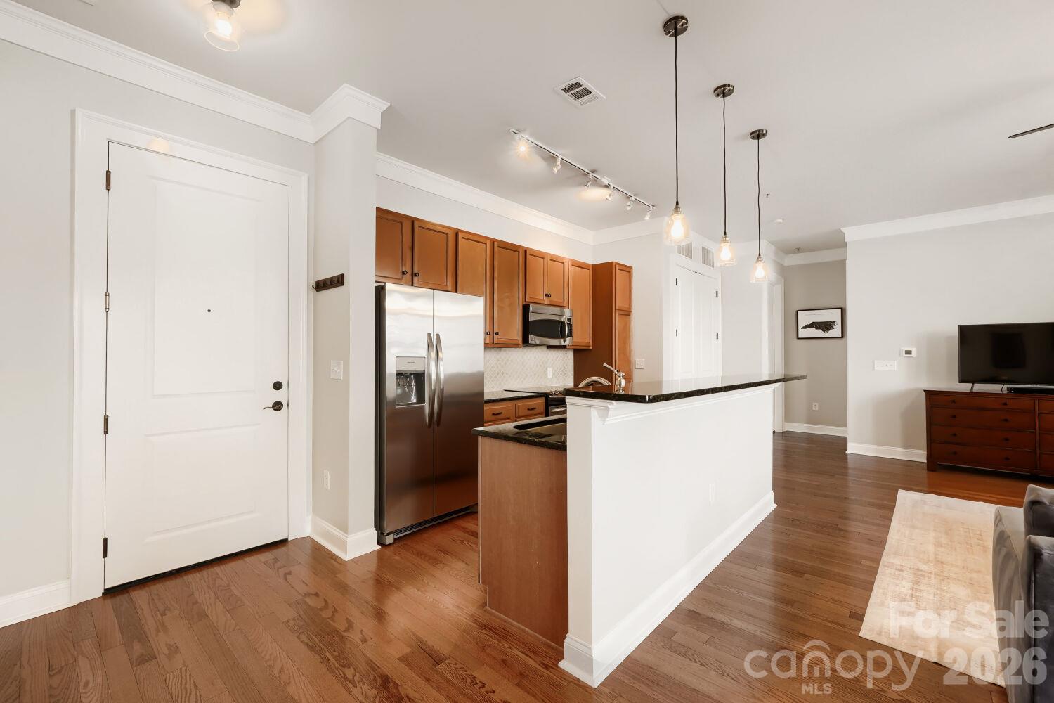Island for additional seating - 2810 Selwyn Avenue, Charlotte
