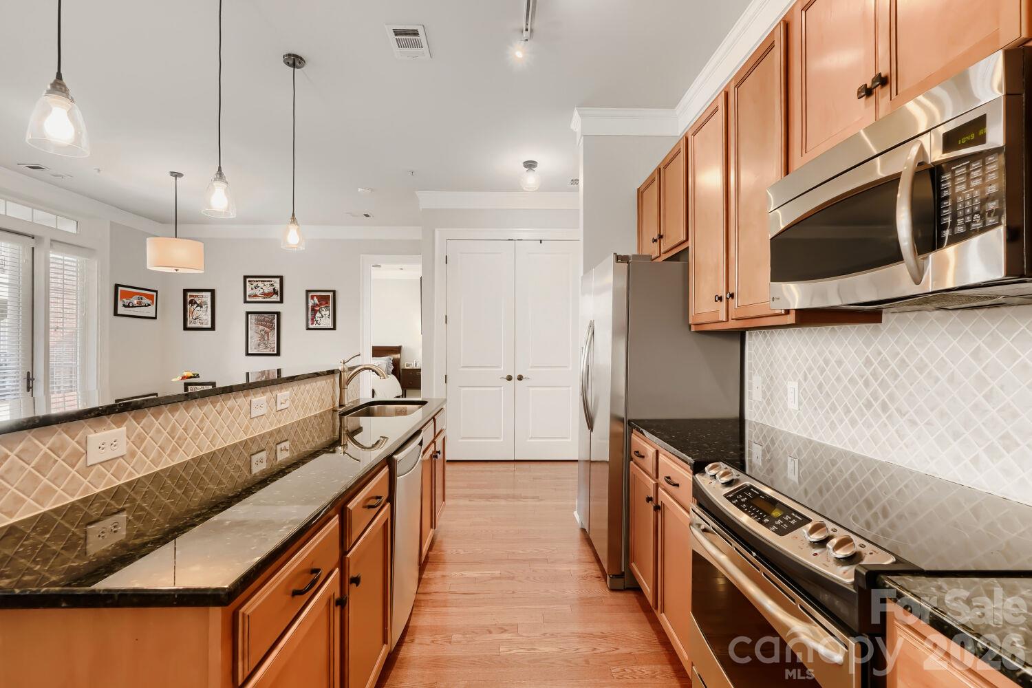 Stainless steel appliances - 2810 Selwyn Avenue, Charlotte