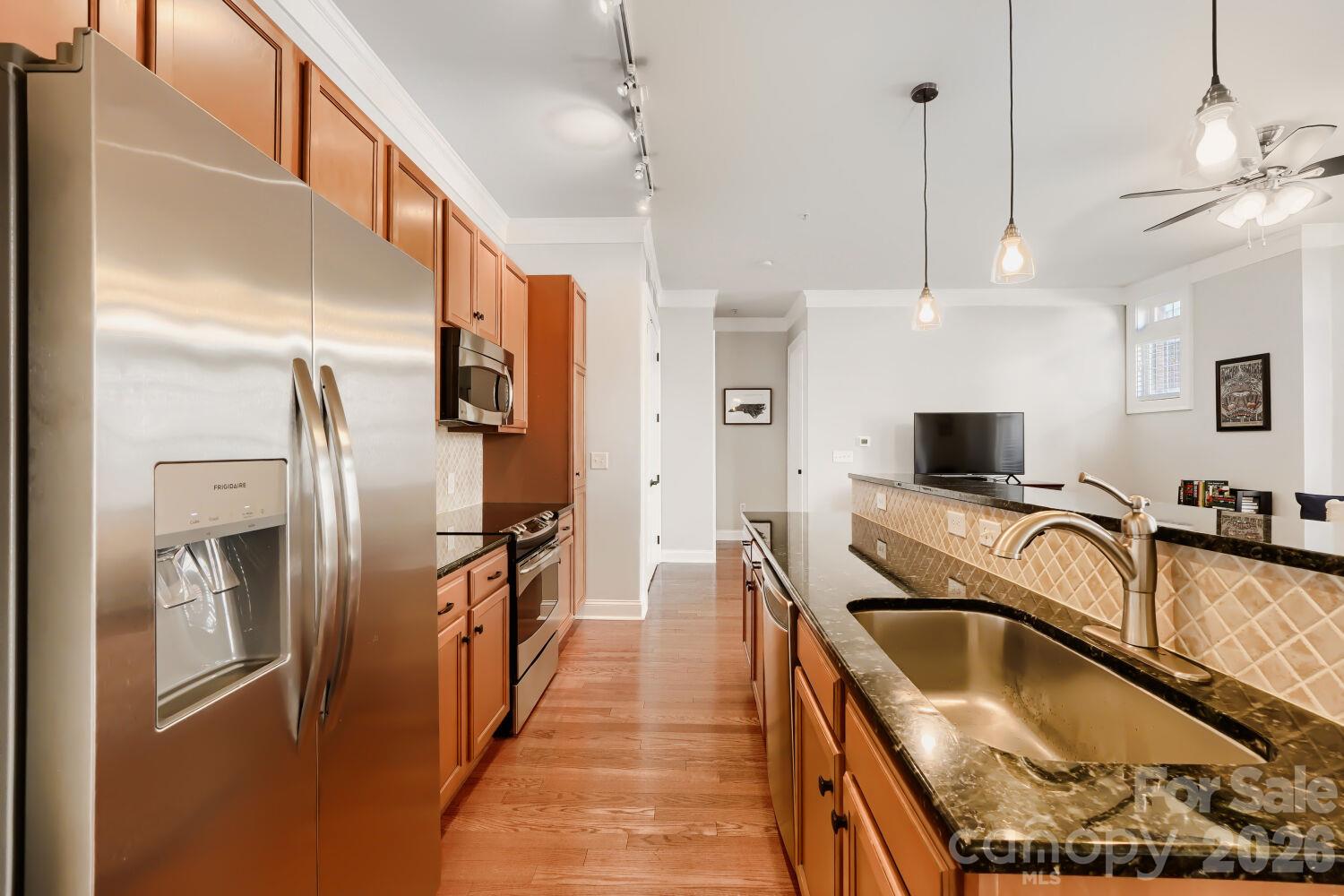 Refrigerator with ice-maker conveys - 2810 Selwyn Avenue, Charlotte