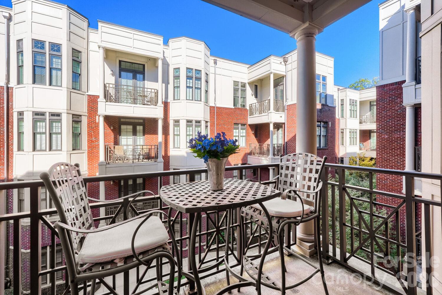 Covered balcony - 2810 Selwyn Avenue, Charlotte