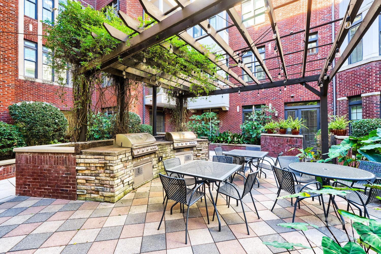 Community grilling area in courtyard - 2810 Selwyn Avenue, Charlotte