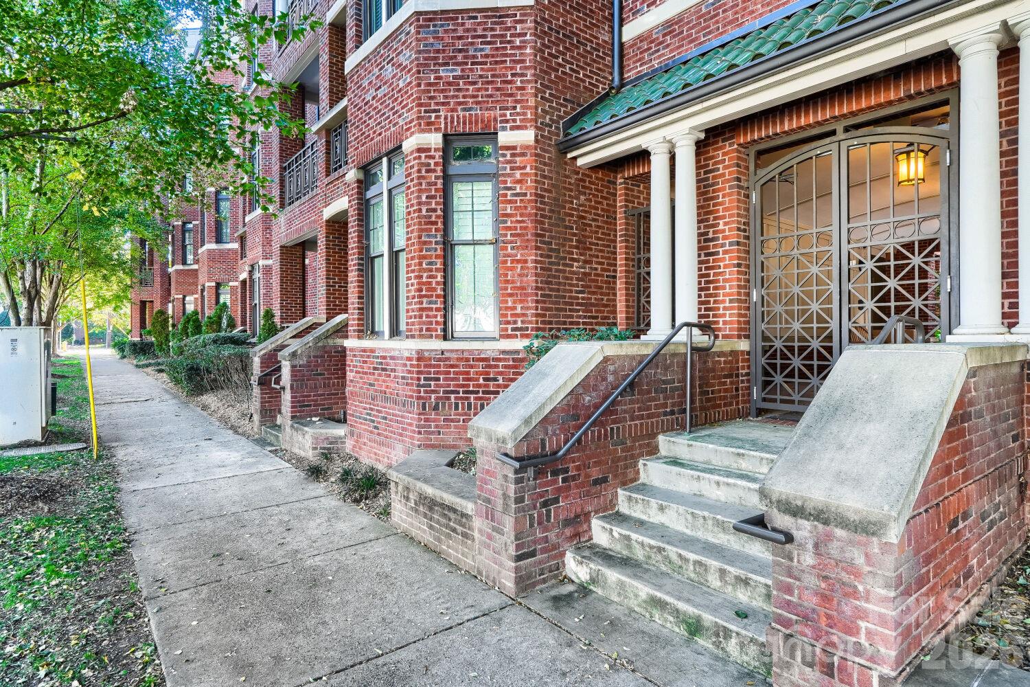Community entrance - 2810 Selwyn Avenue, Charlotte