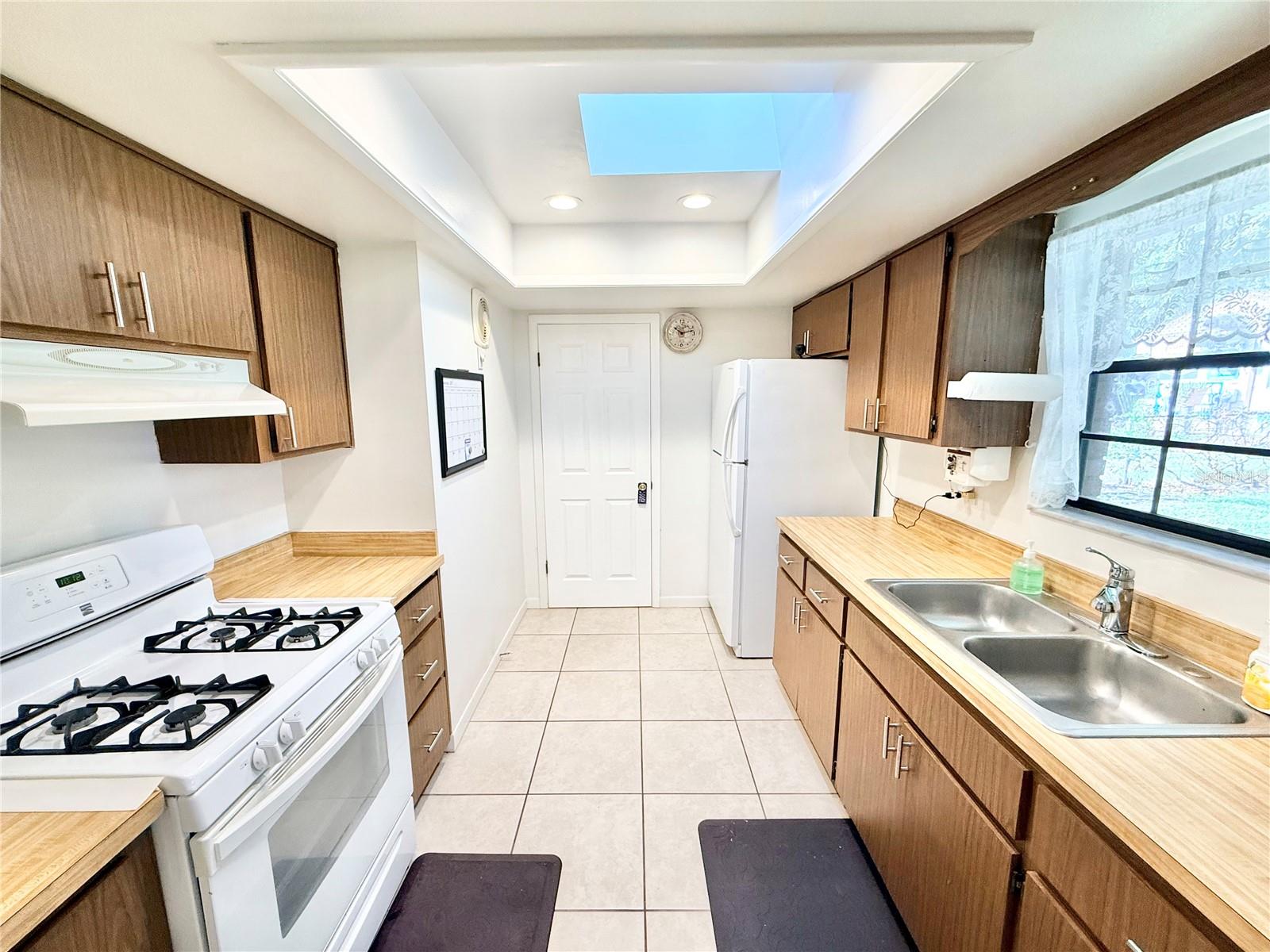 Single Family Residence at 1031 PARK AVE, TAVARES, photo 2 of 26