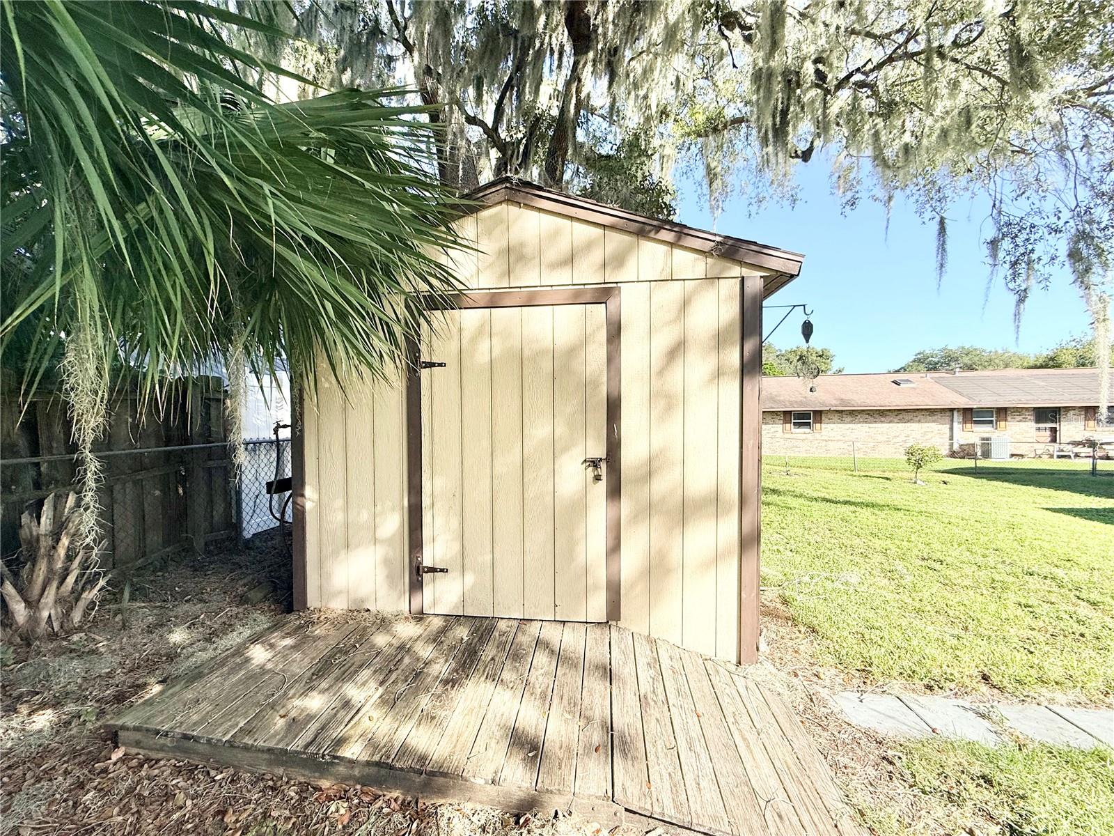 Single Family Residence at 1031 PARK AVE, TAVARES, photo 17 of 26