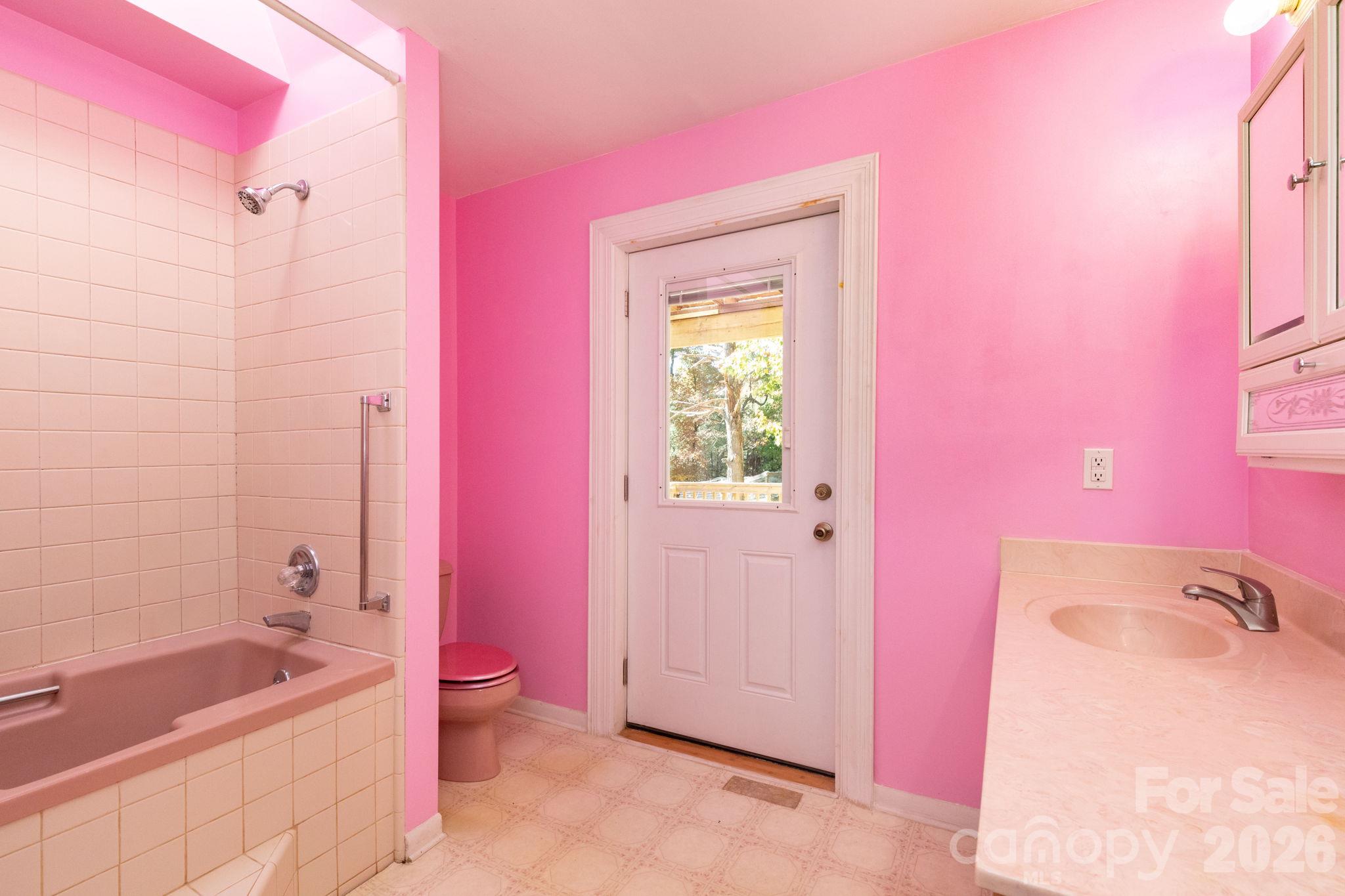 Ensuite bath - 65 Chestnut Hill Road, Black Mountain