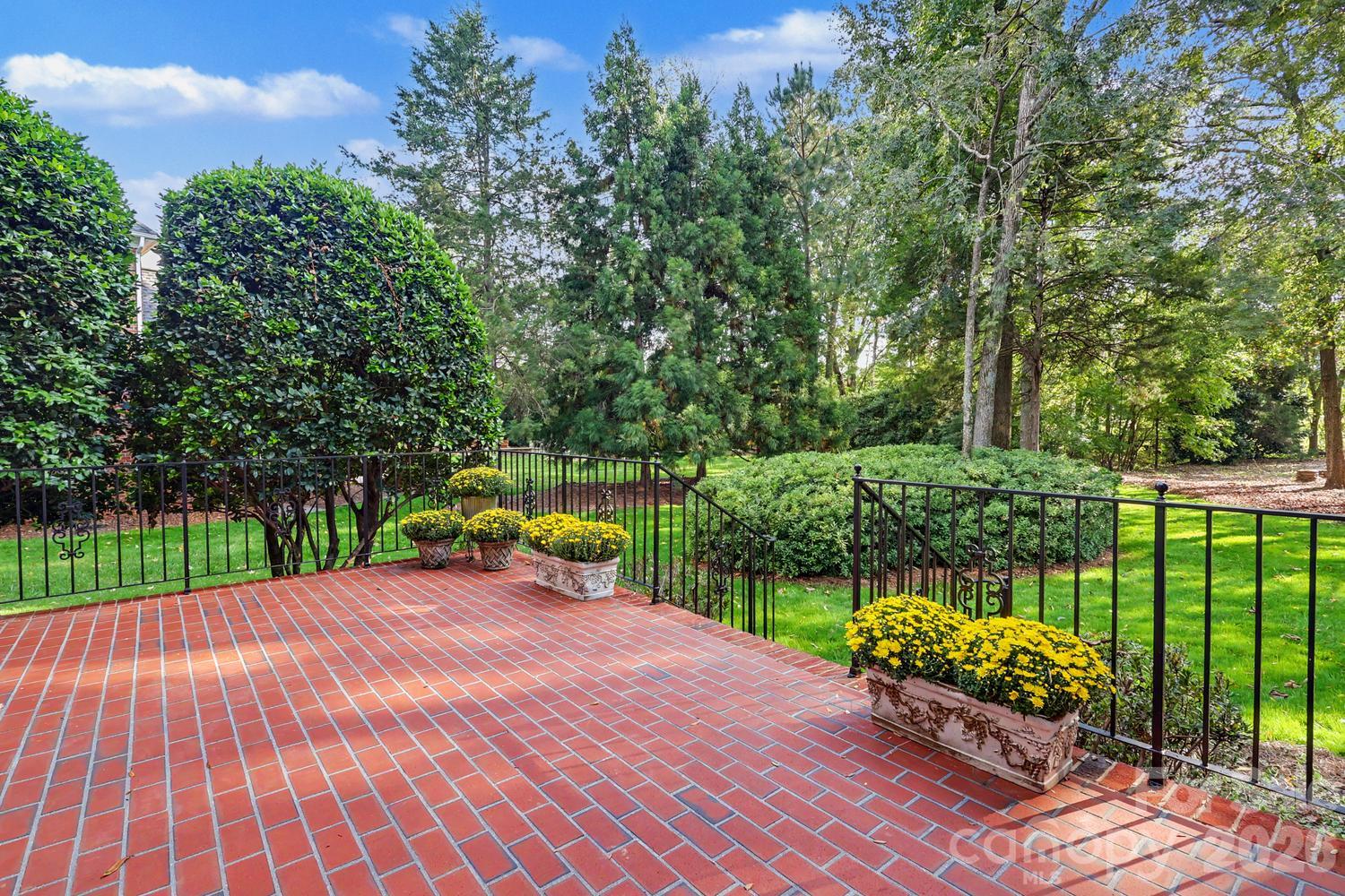 Raised brick terrace - 6325 County Donegal Court, Charlotte