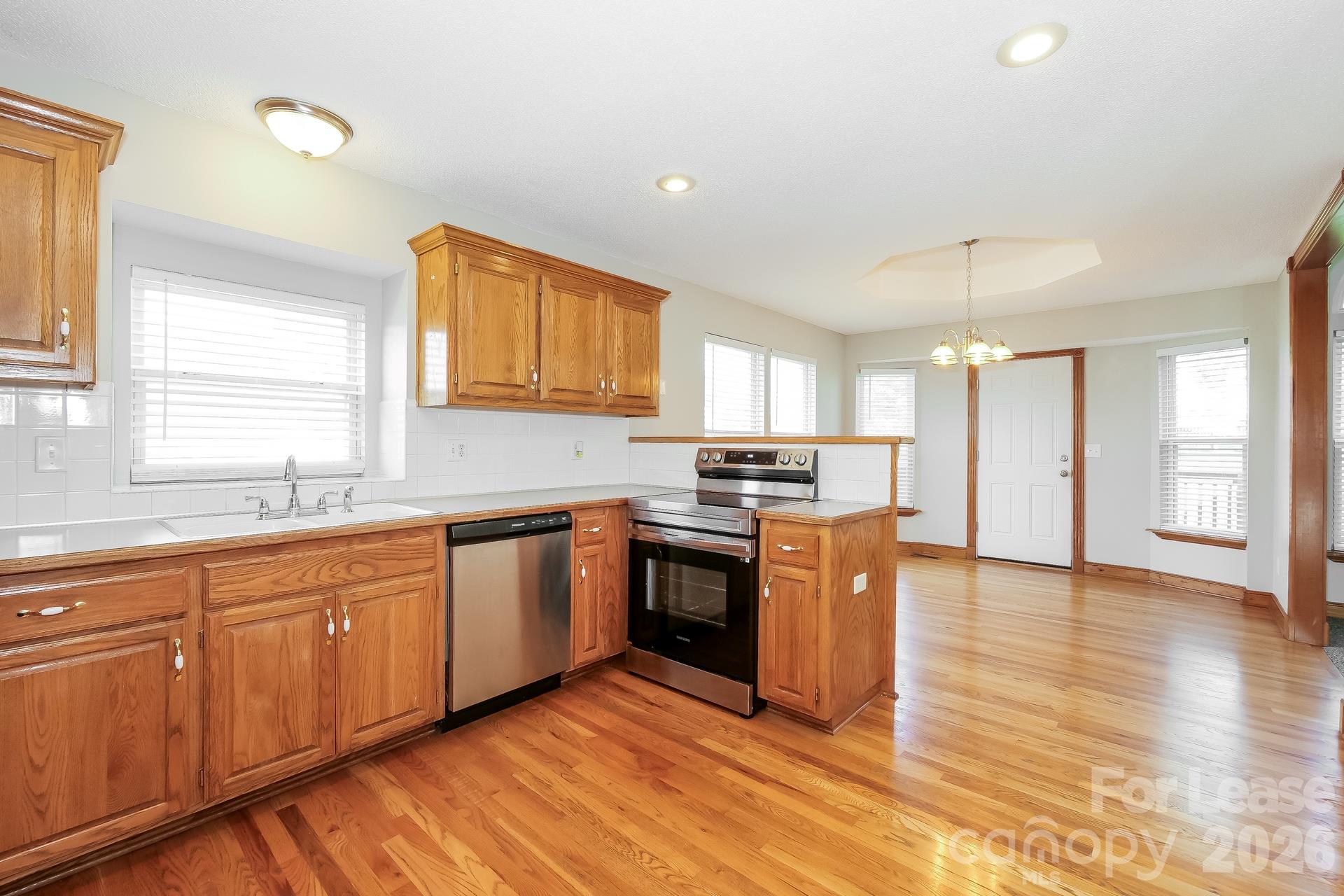 Single Family Residence at 1014 Black Oak Drive, Gastonia, photo 3 of 16