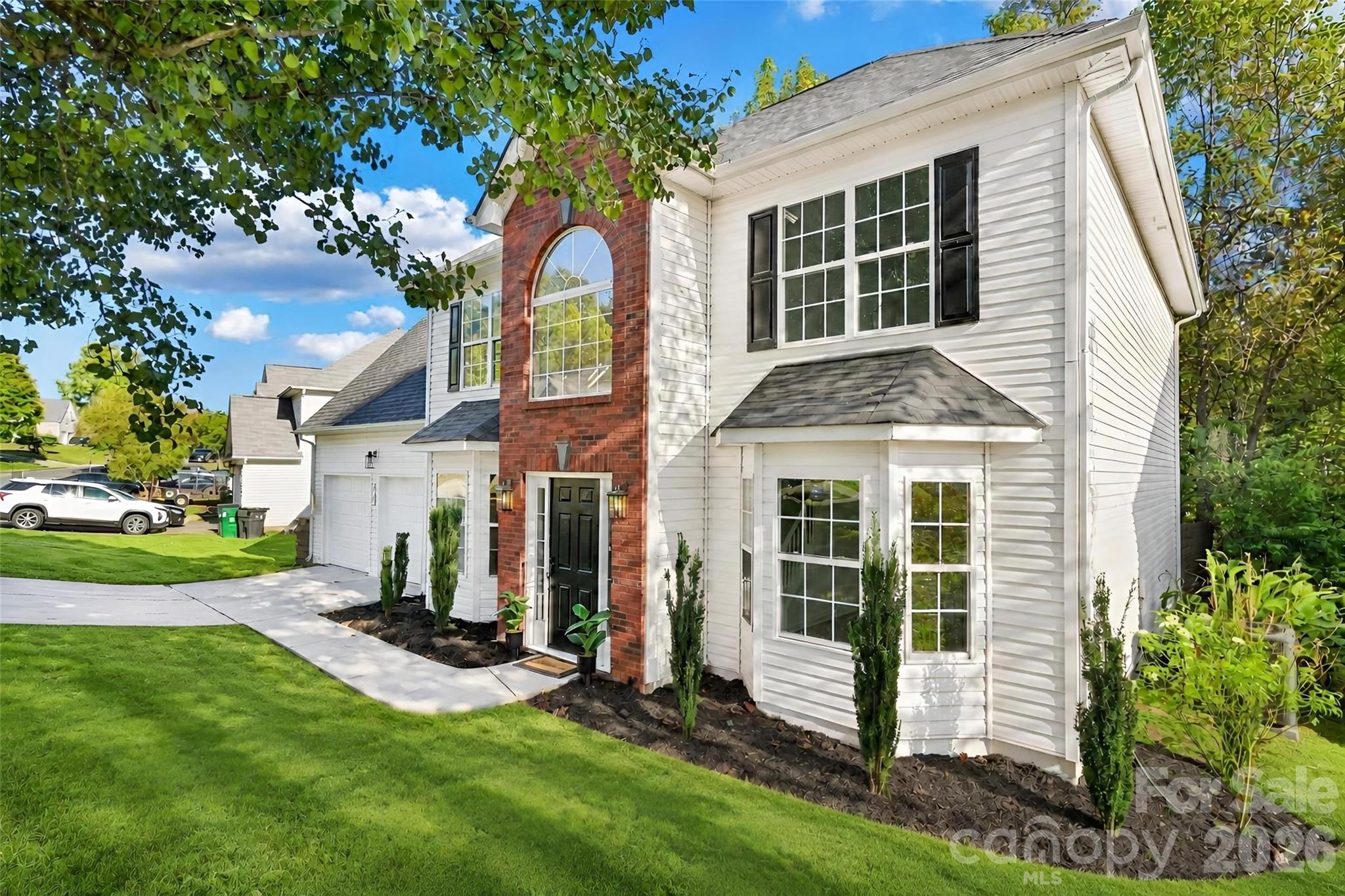 Single Family Residence at 5102 Eagle Creek Drive, Charlotte, photo 2 of 38