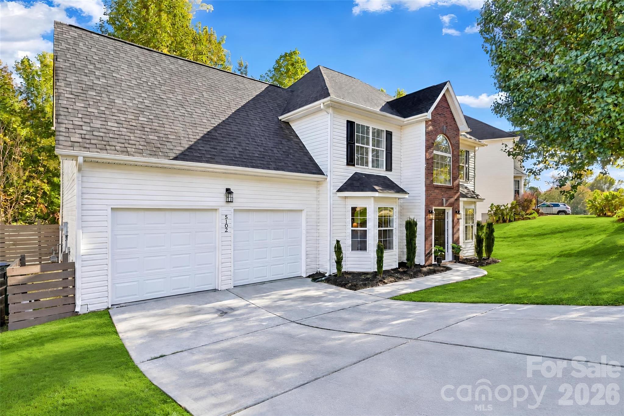 Single Family Residence at 5102 Eagle Creek Drive, Charlotte, photo 3 of 38