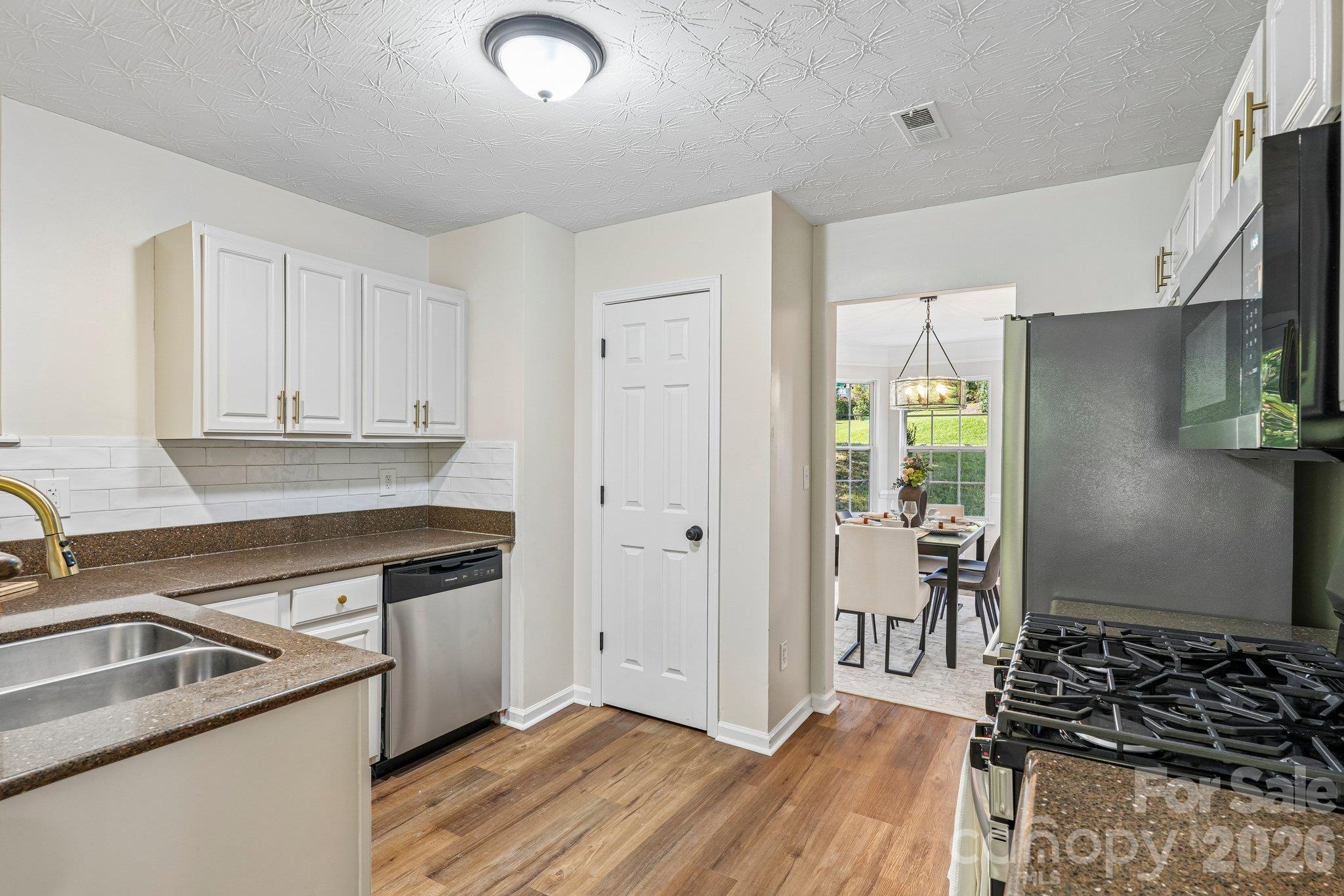 Single Family Residence at 5102 Eagle Creek Drive, Charlotte, photo 16 of 38