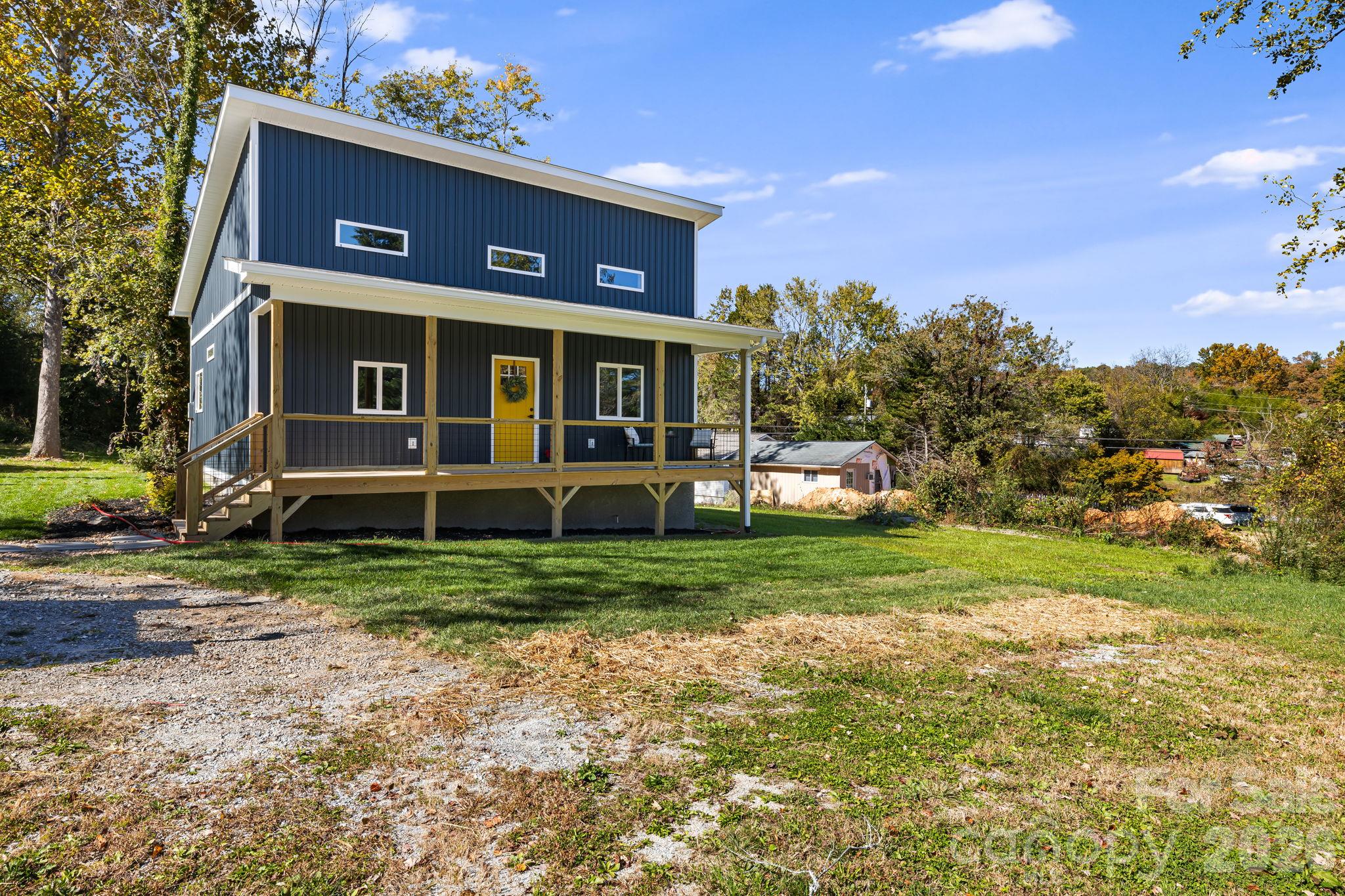 Single Family Residence at 118 Vance Street, Hendersonville, photo 2 of 27