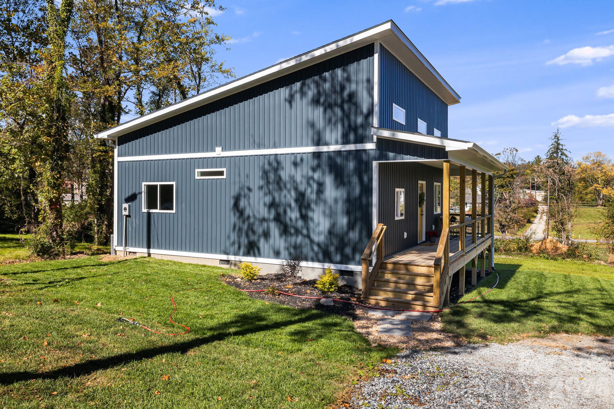 Single Family Residence at 118 Vance Street, Hendersonville, photo 4 of 27