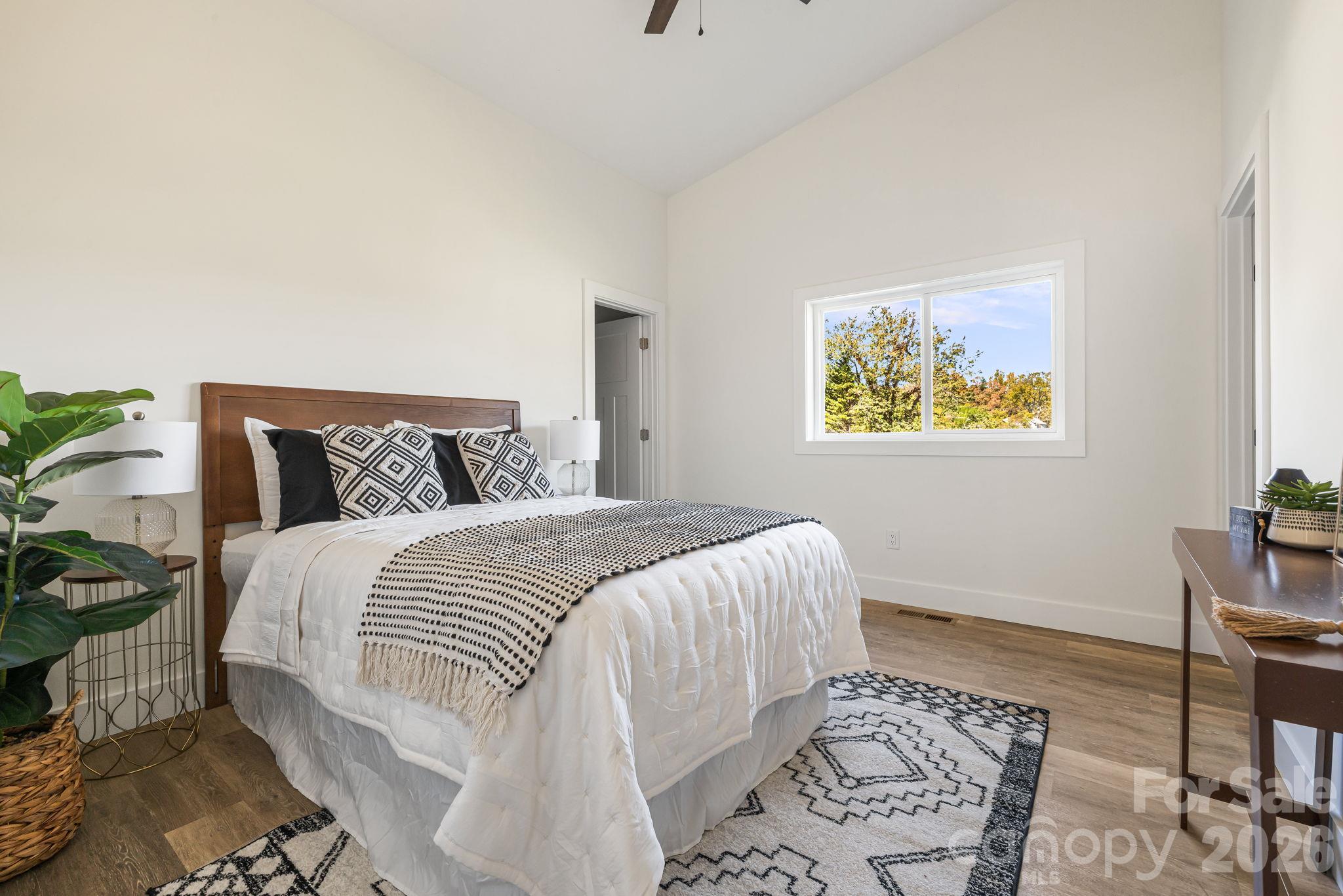 Single Family Residence at 118 Vance Street, Hendersonville, photo 24 of 27