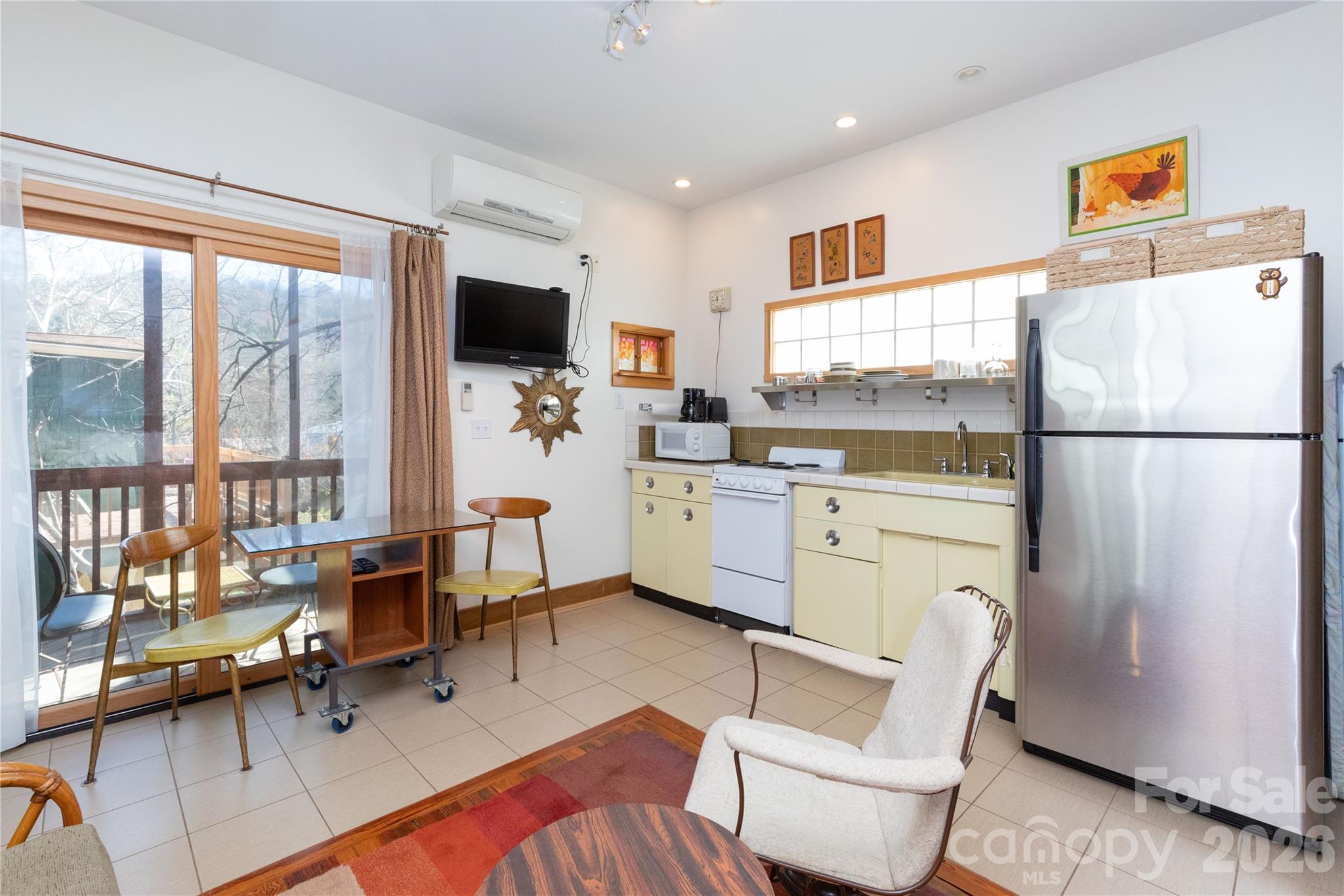 2nd floor studio apt - 297 Hillside Street, Asheville