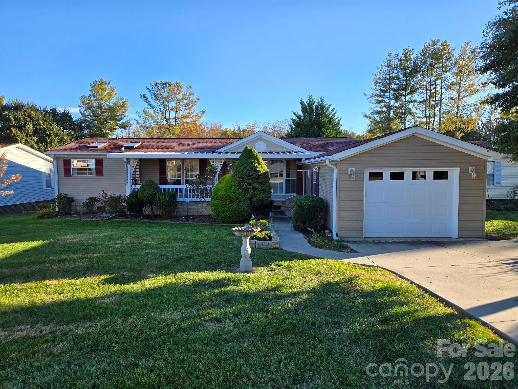 Single Family Residence at 205 Misty Lane, Hendersonville, photo 2 of 25