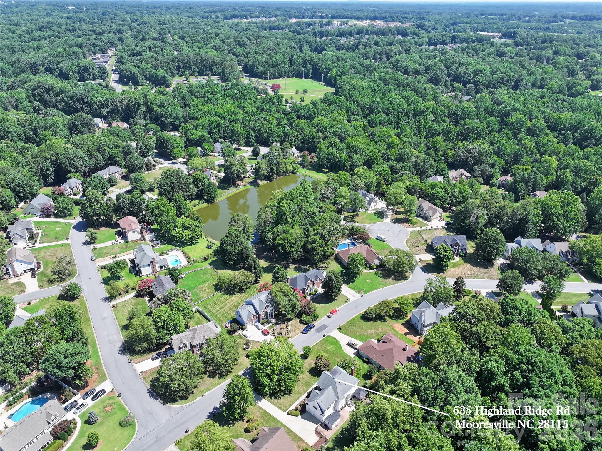 Pond common area with catch and release fishing, plus neighborhood connecting to Bellingham Park and Dye Creek Greenway! - 635 Highland Ridge Road, Mooresville