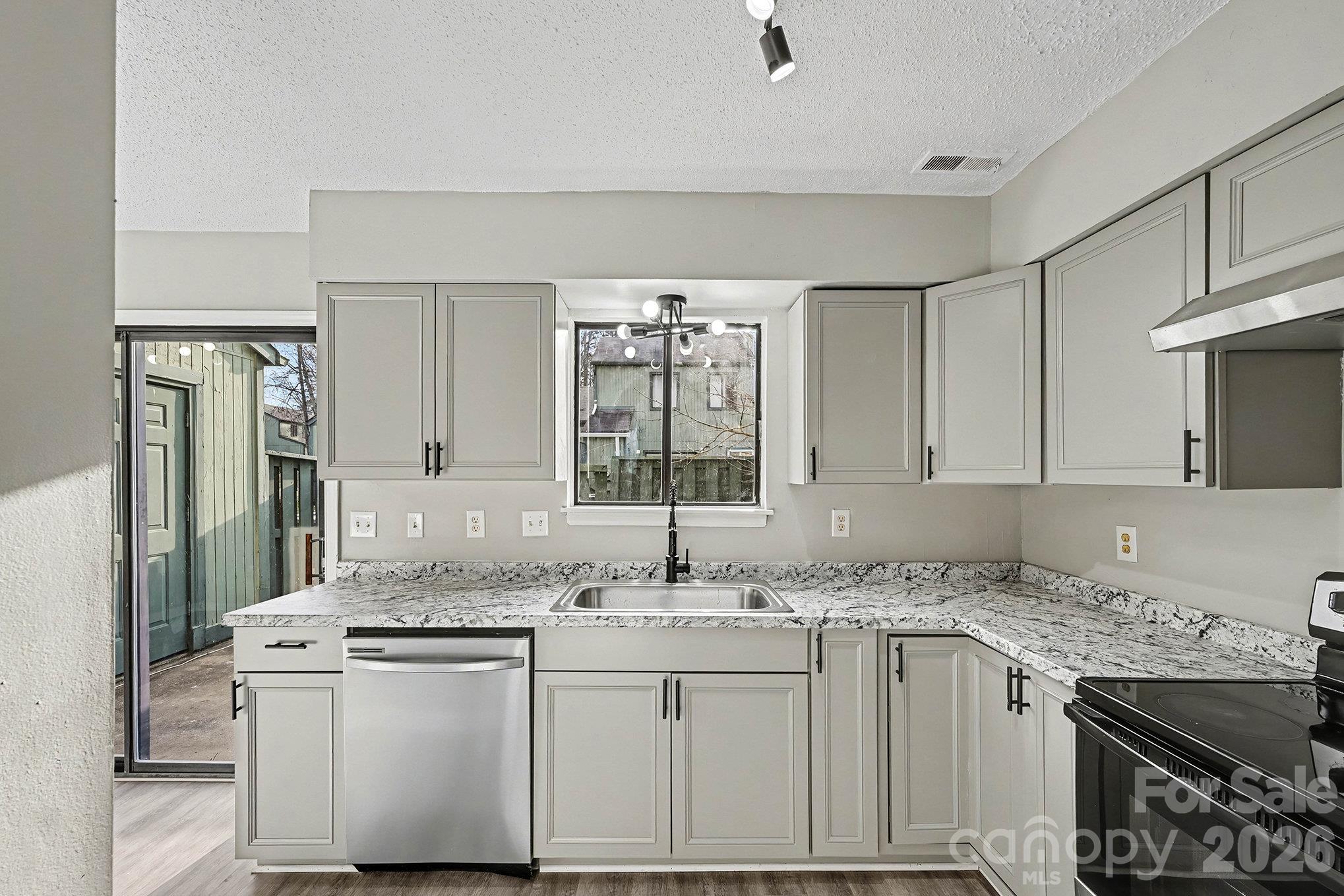 Townhouse at 6134 Bent Tree Court, Charlotte, photo 2 of 15